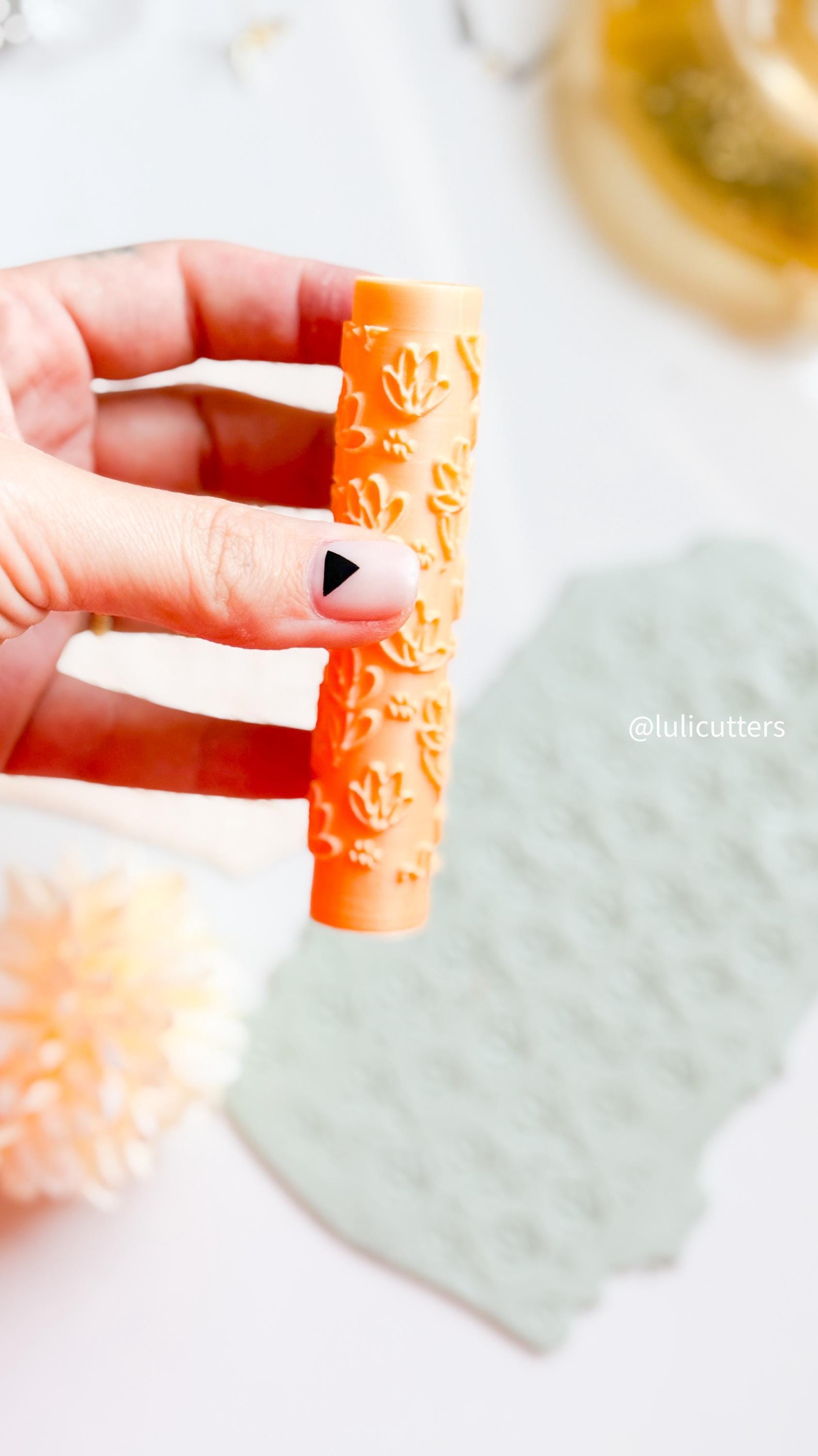 Floral Texture Roller: Embossed Flower Pattern Polymer Clay Tool
