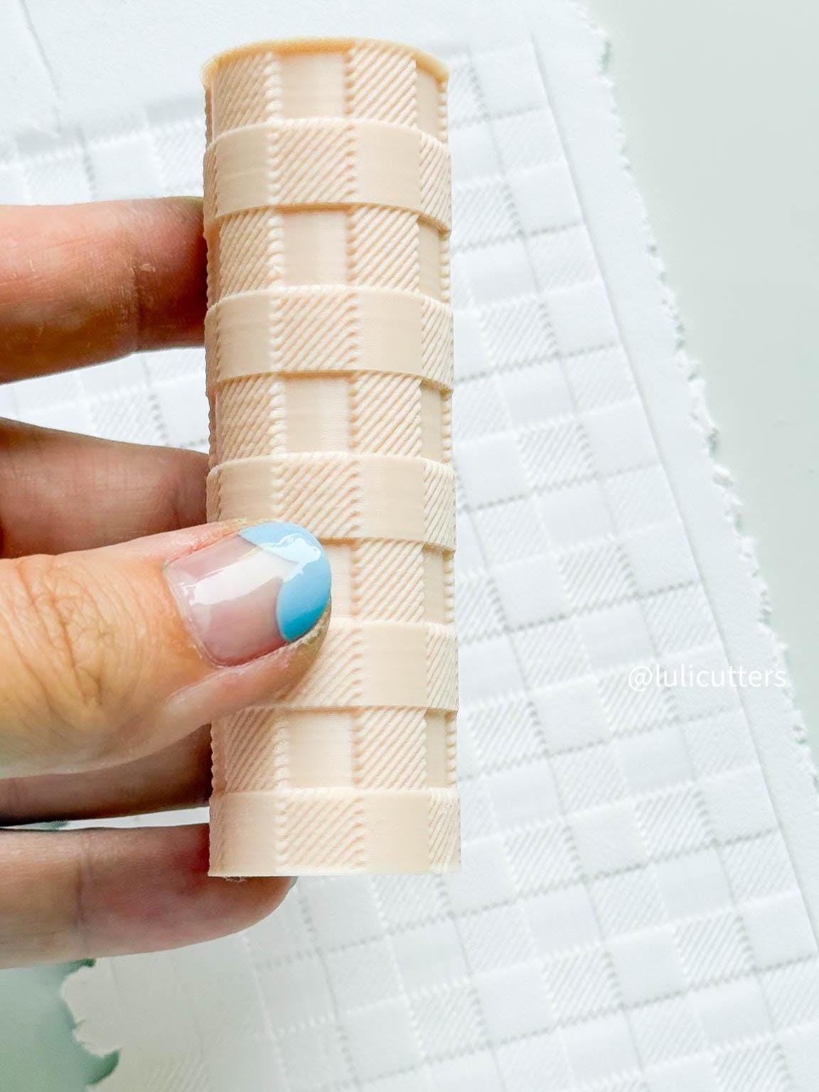 Woven Checkerboard Clay Texture Roller 8 cm Roller with Detailed Diagonal Line Pattern