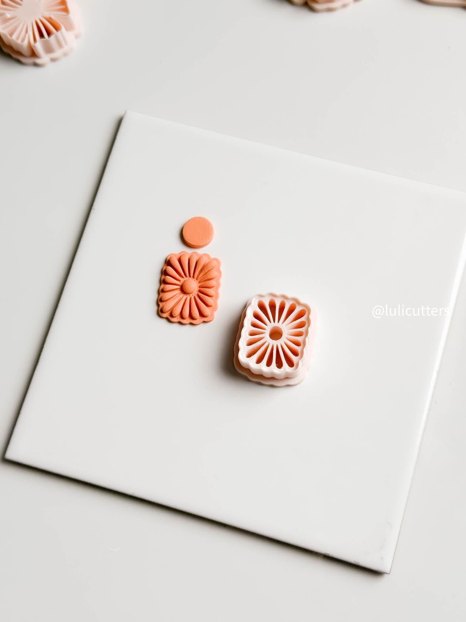 Scalloped Rectangle Daisy Clay Cutter Set Includes Floral Base + Circle Topper