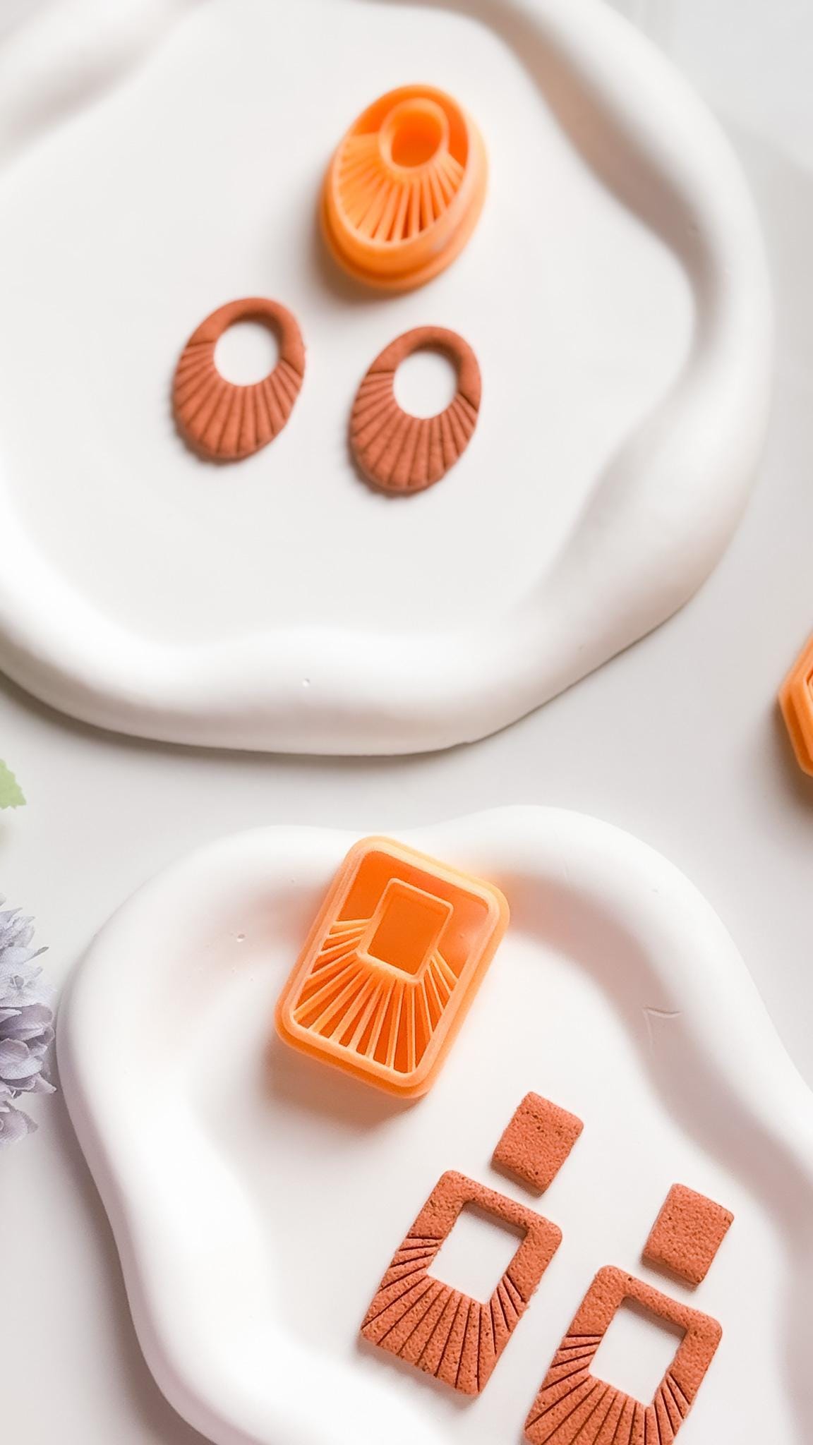 Lined Oval Hoop Polymer Clay Earring Cutter: Fan Texture Tool