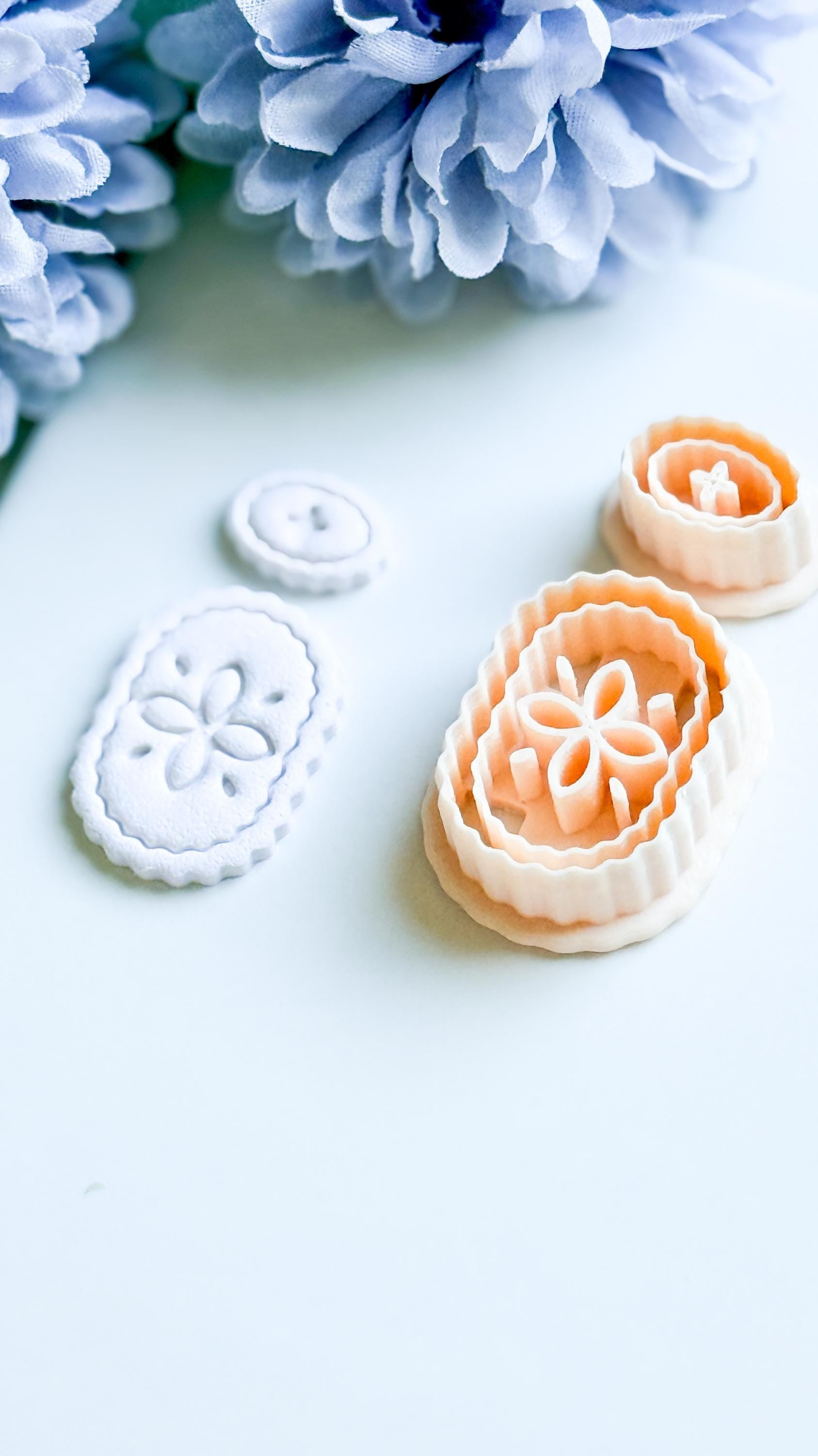 Floral Cameo Clay Cutter: Scalloped Oval Frame with Floral Detail