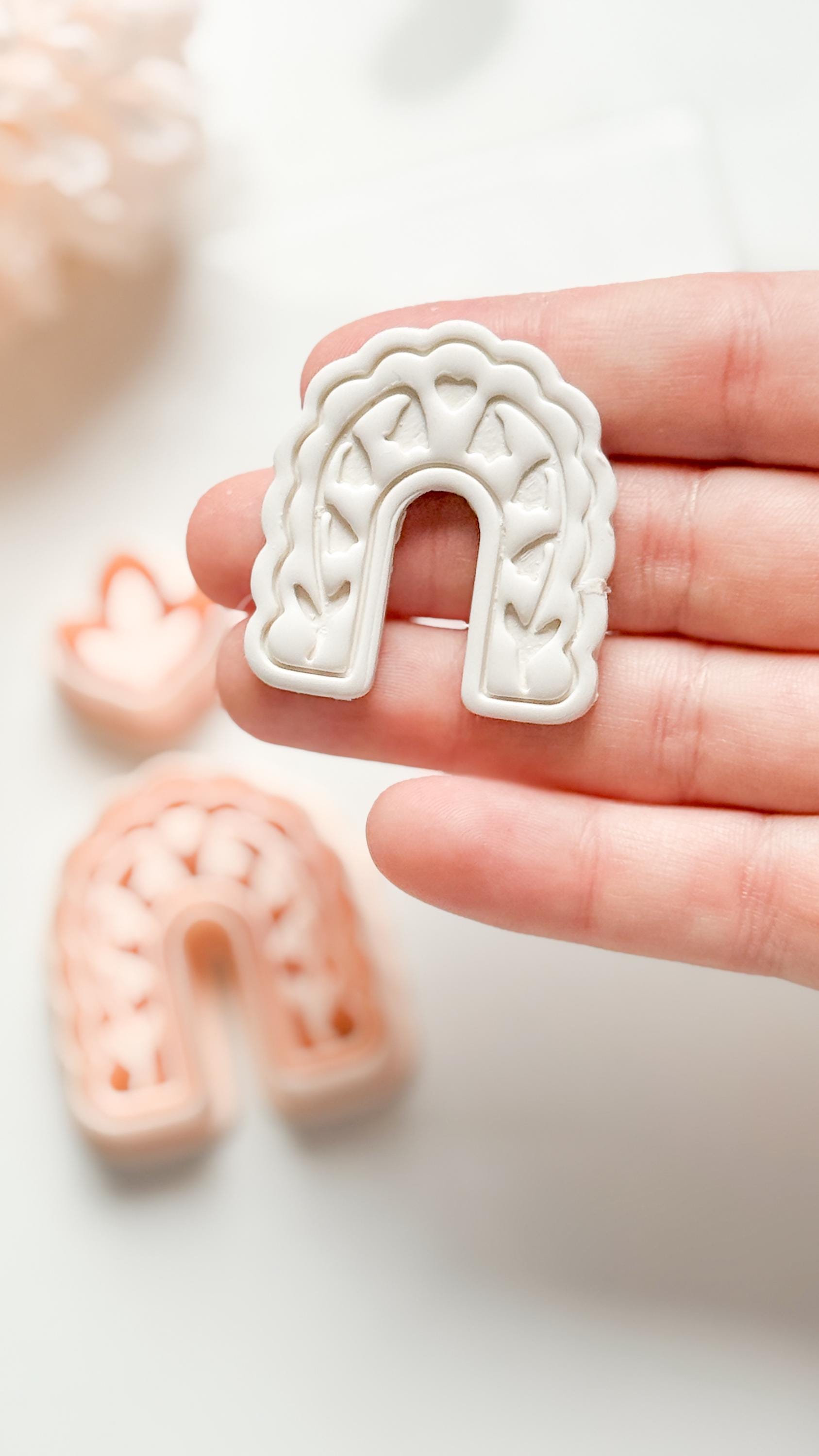 Bloomie Floral Arch Clay Cutter: Scalloped Arch with Leaf Topper