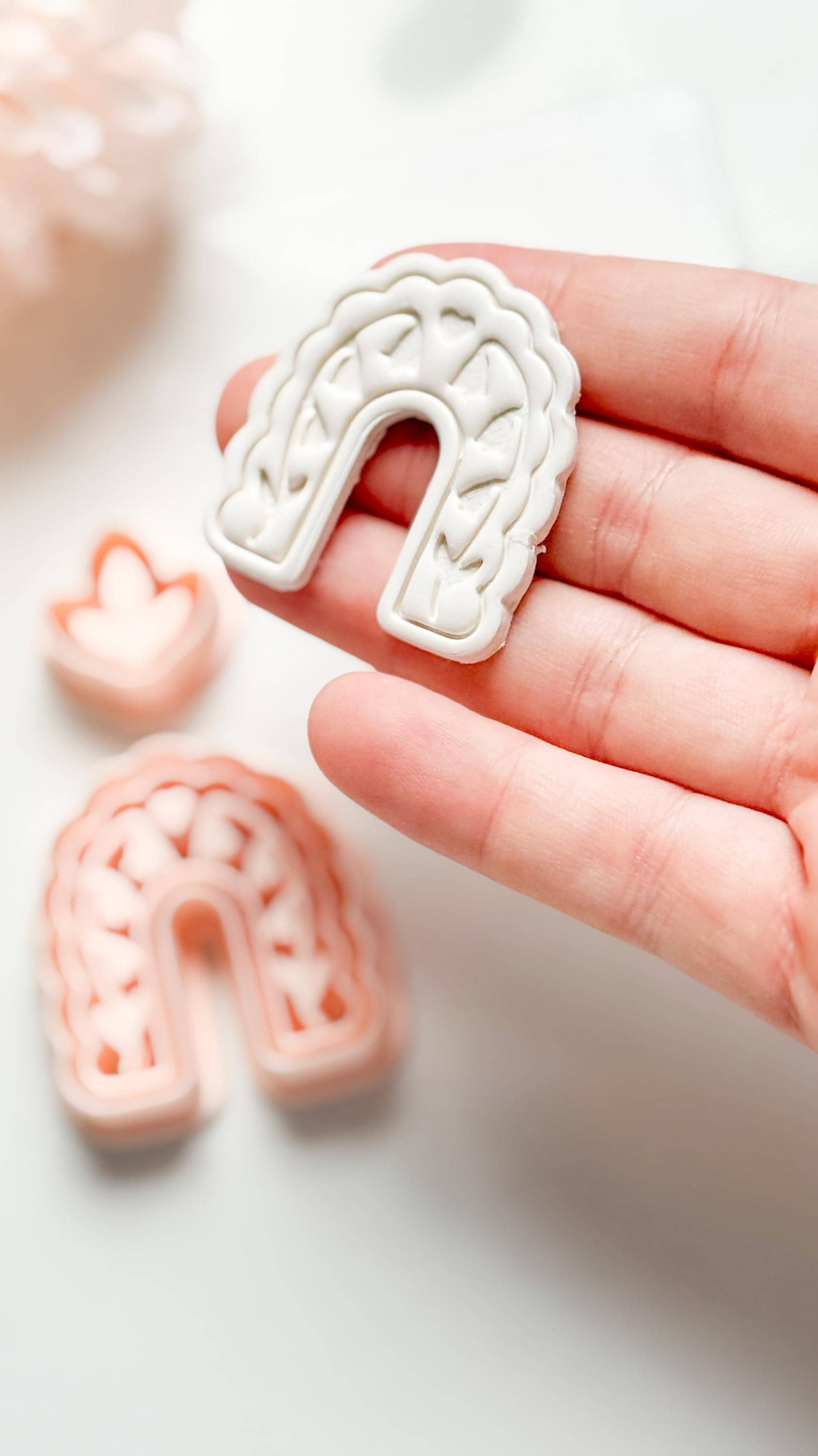 Bloomie Floral Arch Clay Cutter: Scalloped Arch with Leaf Topper