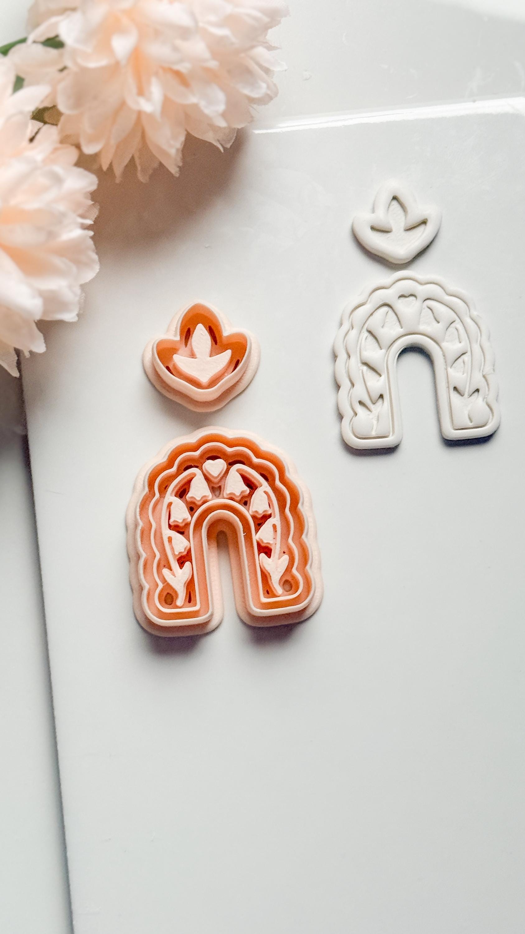 Bloomie Floral Arch Clay Cutter: Scalloped Arch with Leaf Topper