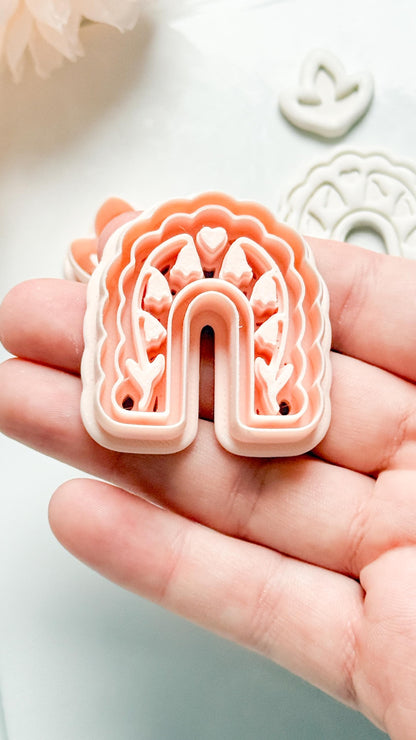 Bloomie Floral Arch Clay Cutter: Scalloped Arch with Leaf Topper