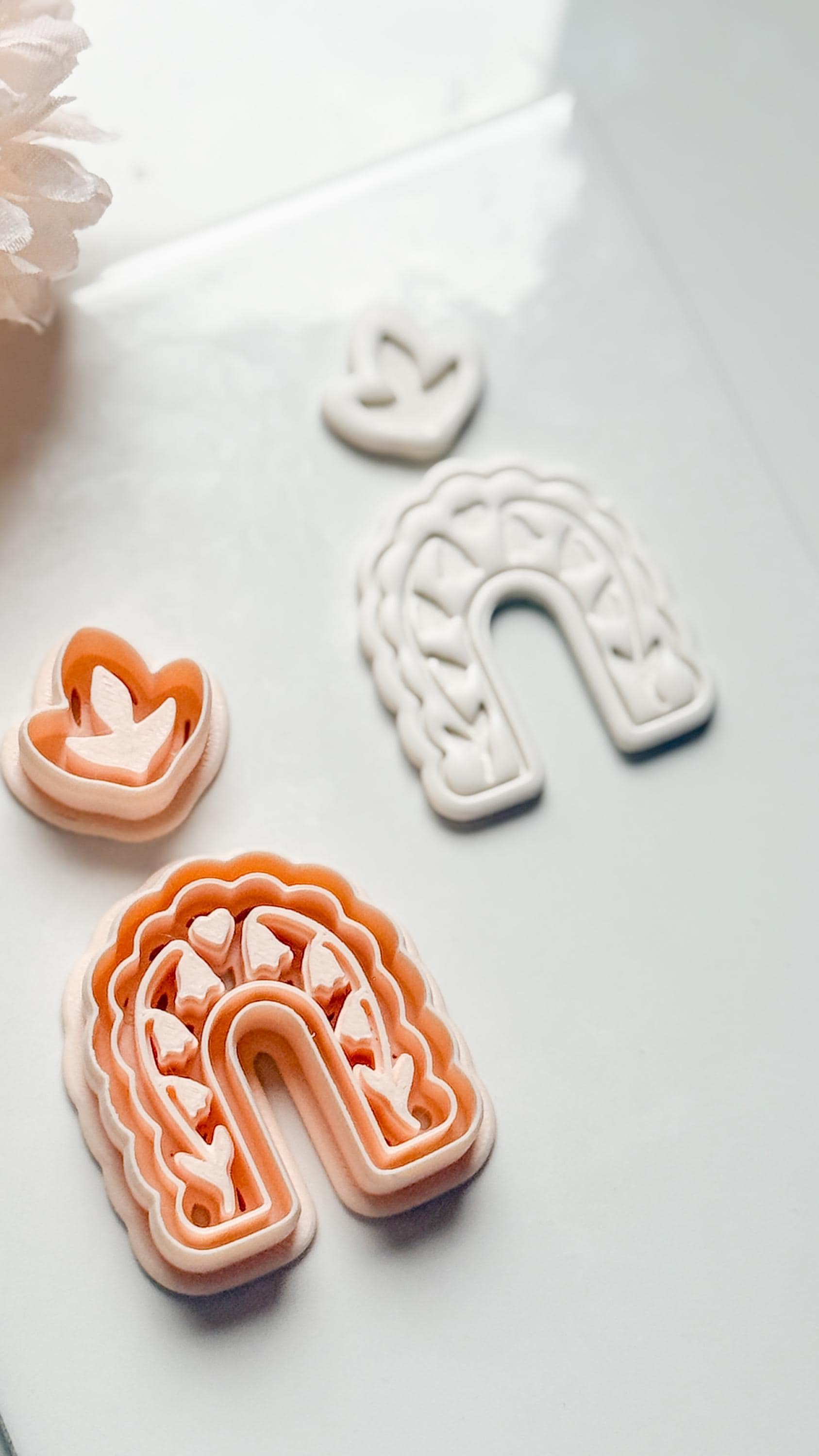 Bloomie Floral Arch Clay Cutter: Scalloped Arch with Leaf Topper