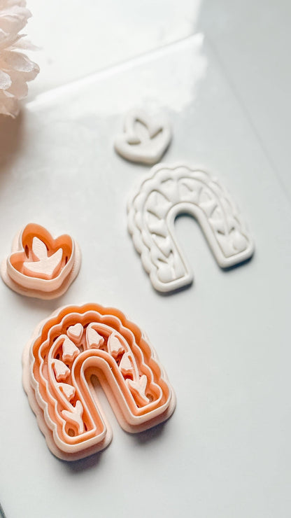 Bloomie Floral Arch Clay Cutter: Scalloped Arch with Leaf Topper
