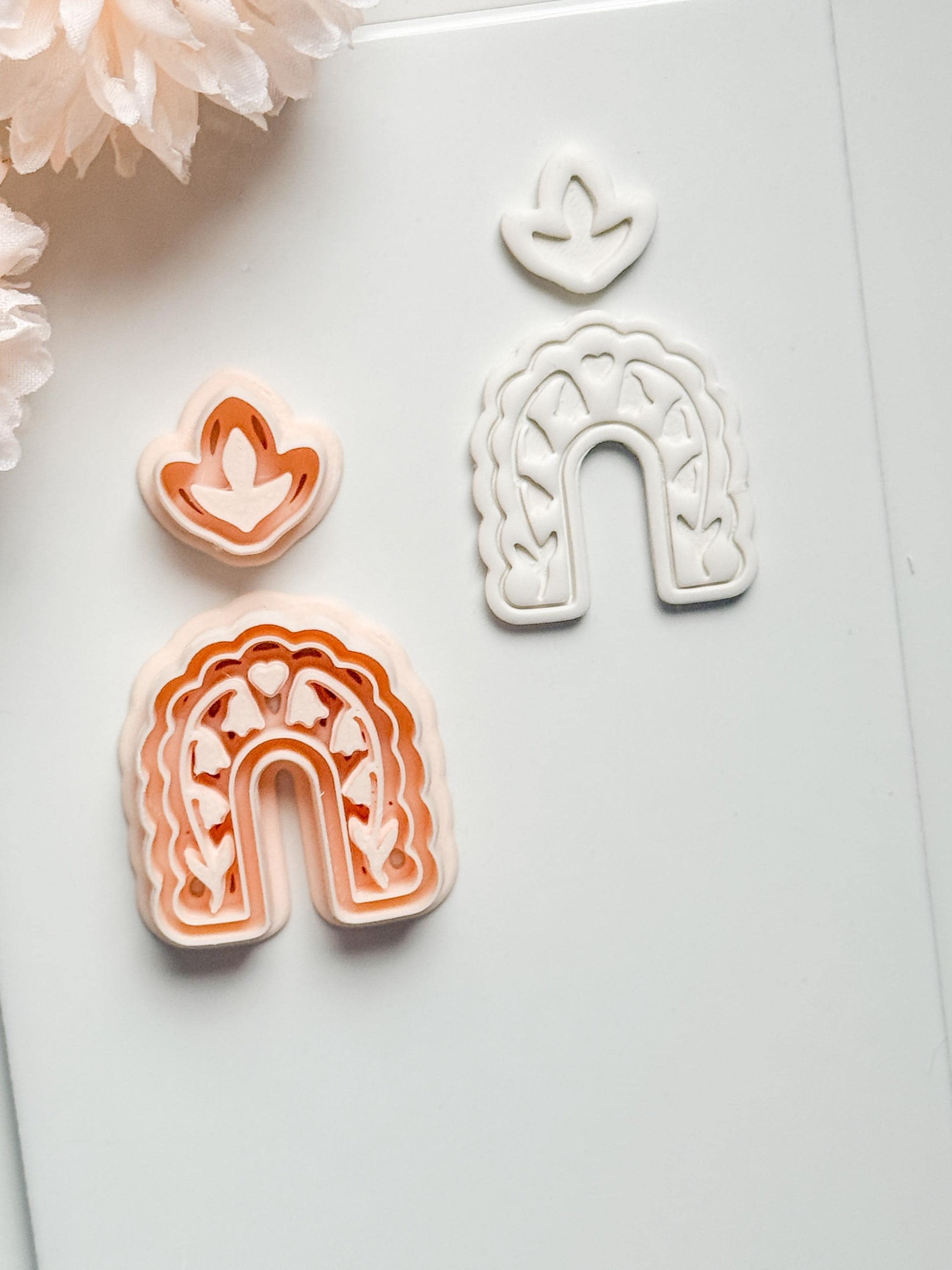 Bloomie Floral Arch Clay Cutter: Scalloped Arch with Leaf Topper