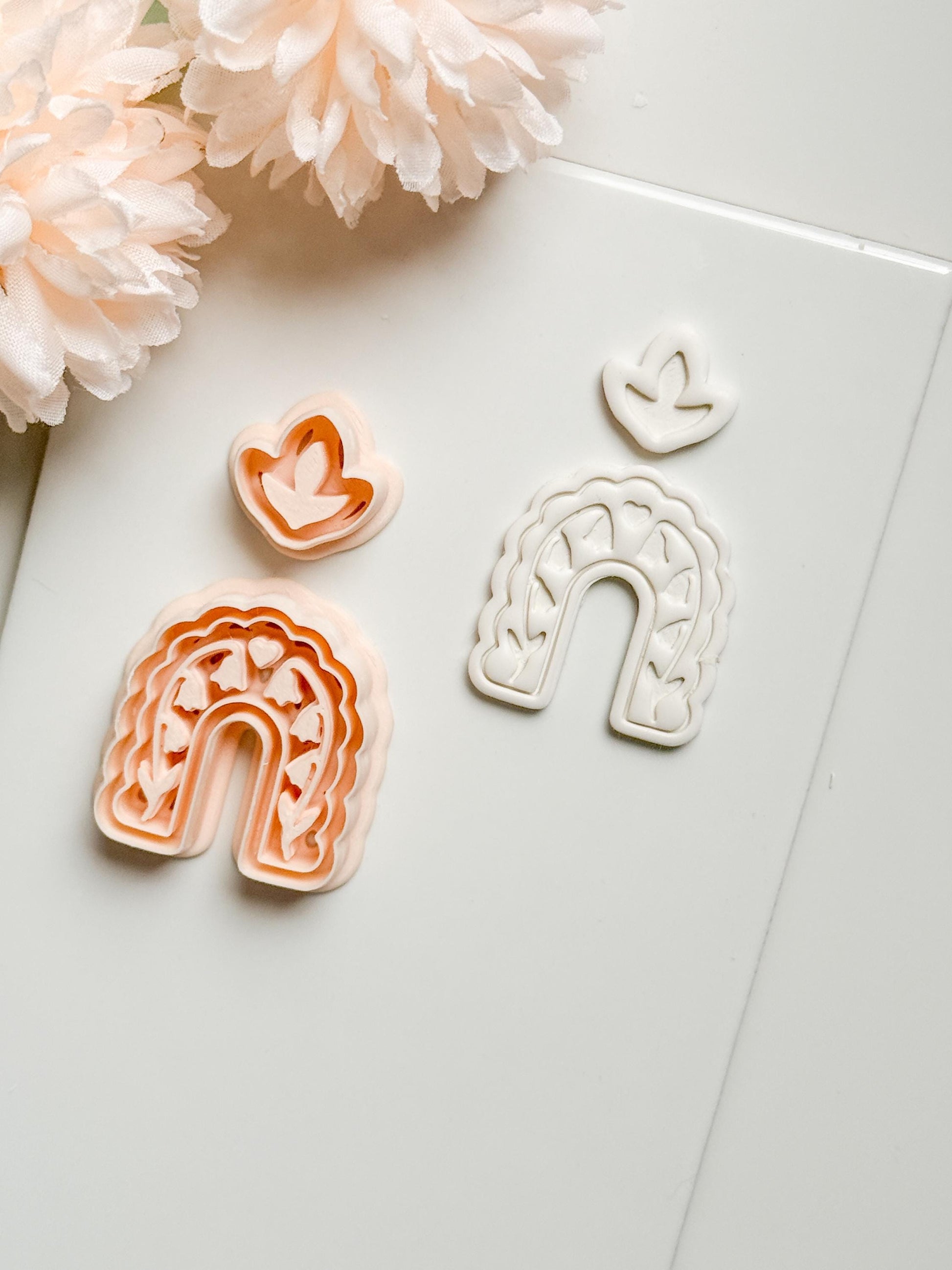 Bloomie Floral Arch Clay Cutter: Scalloped Arch with Leaf Topper