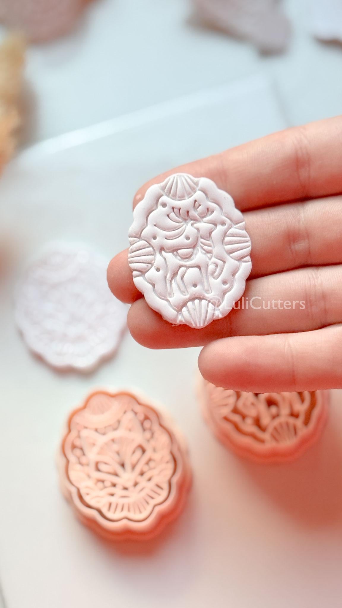 Aurora Fox Clay Cutter: Oval Woodland Fox Design
