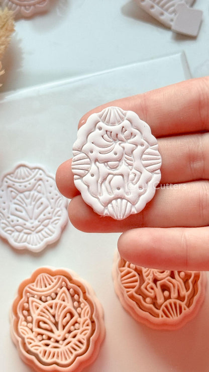 Aurora Fox Clay Cutter: Oval Woodland Fox Design