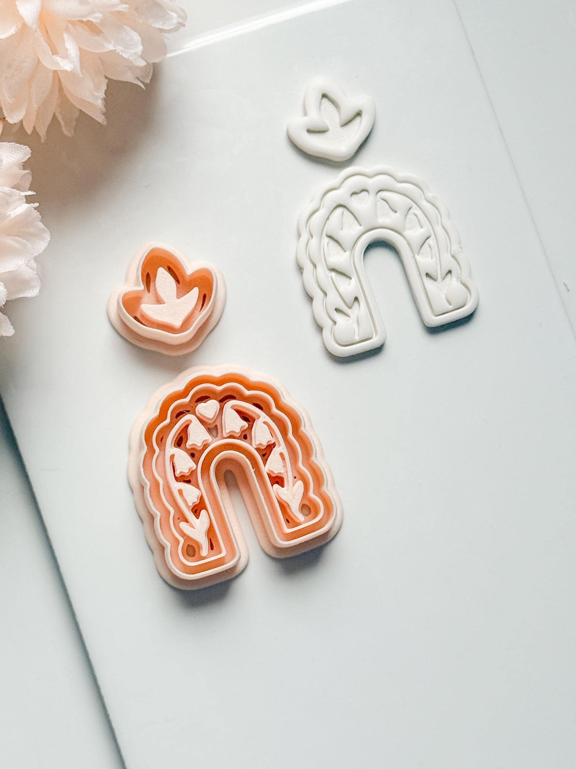 Bloomie Floral Arch Clay Cutter: Scalloped Arch with Leaf Topper