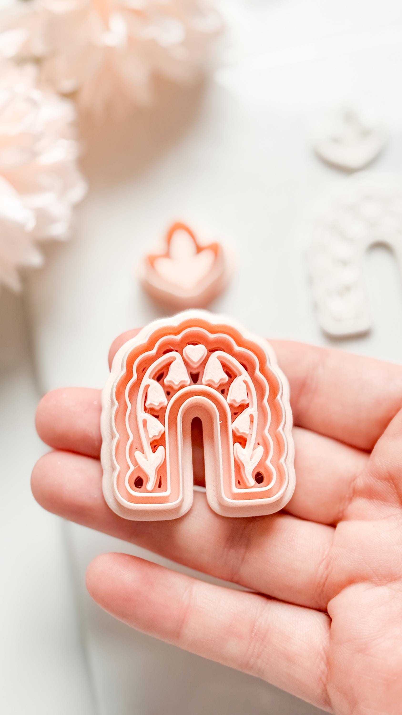 Bloomie Floral Arch Clay Cutter: Scalloped Arch with Leaf Topper