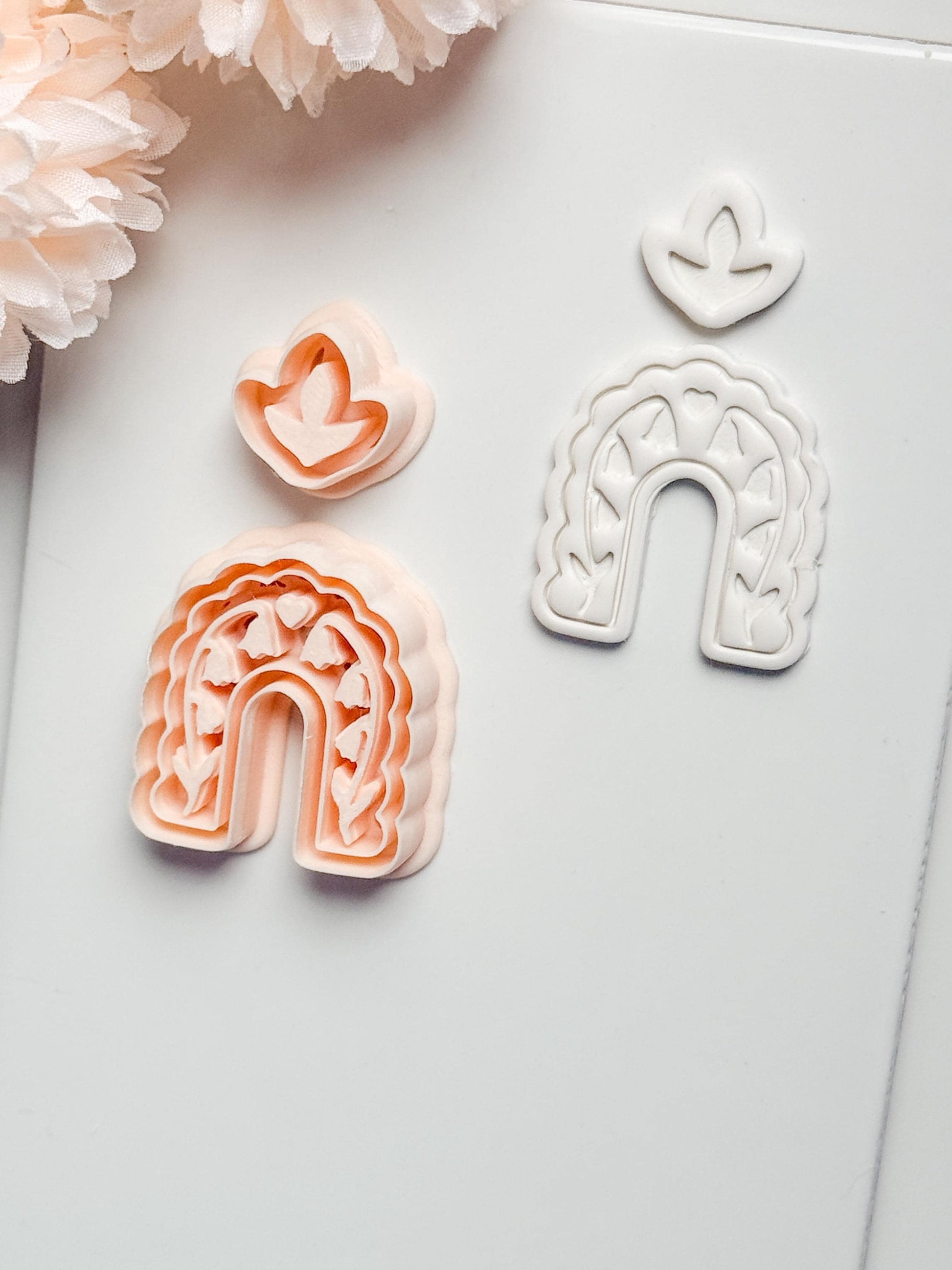 Bloomie Floral Arch Clay Cutter: Scalloped Arch with Leaf Topper