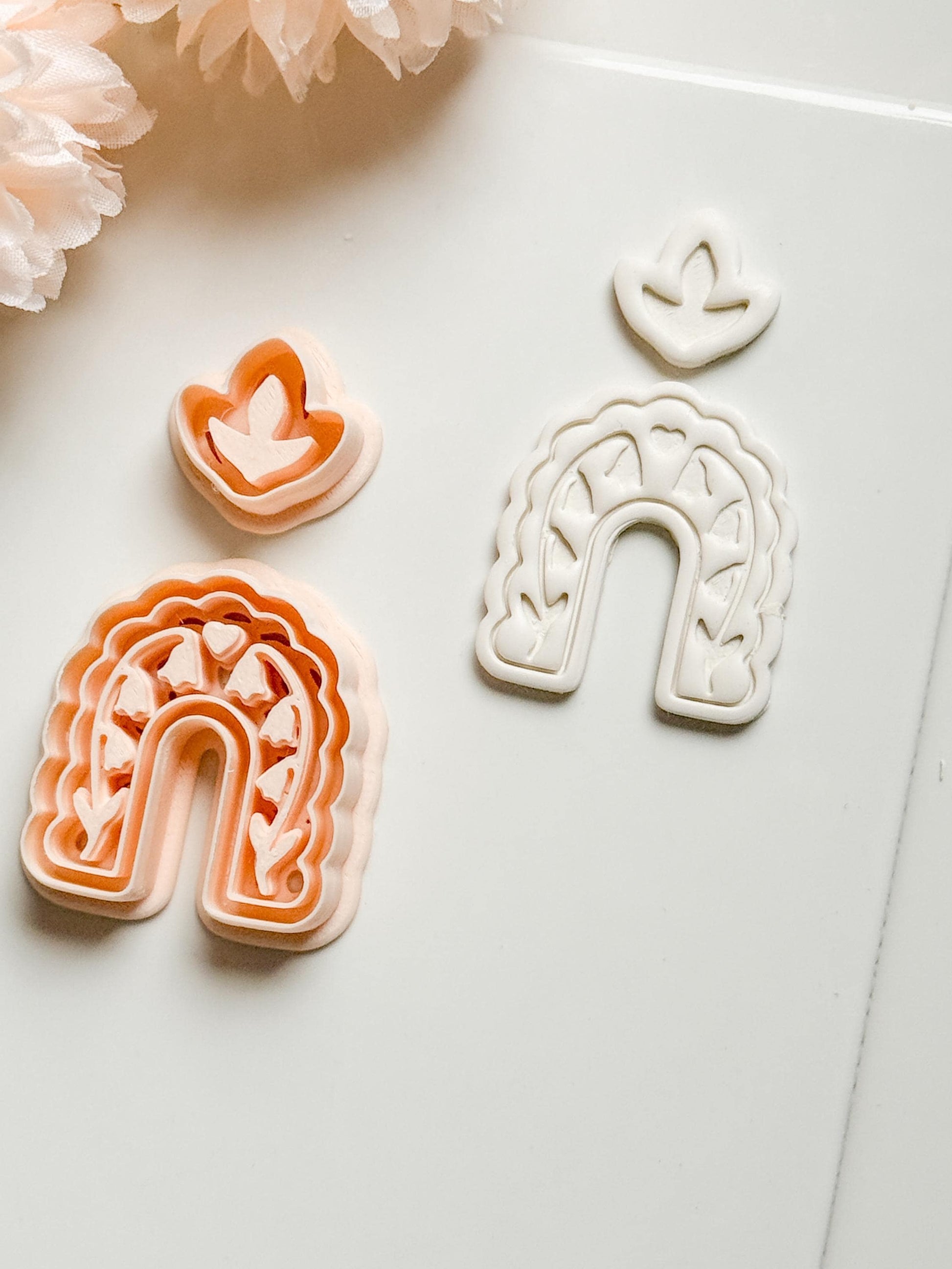 Bloomie Floral Arch Clay Cutter: Scalloped Arch with Leaf Topper