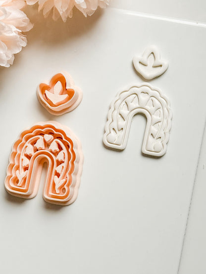 Bloomie Floral Arch Clay Cutter: Scalloped Arch with Leaf Topper