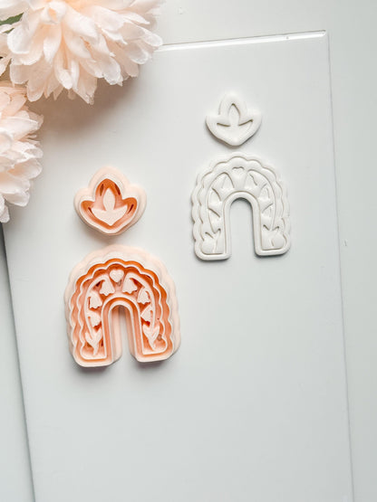 Bloomie Floral Arch Clay Cutter: Scalloped Arch with Leaf Topper
