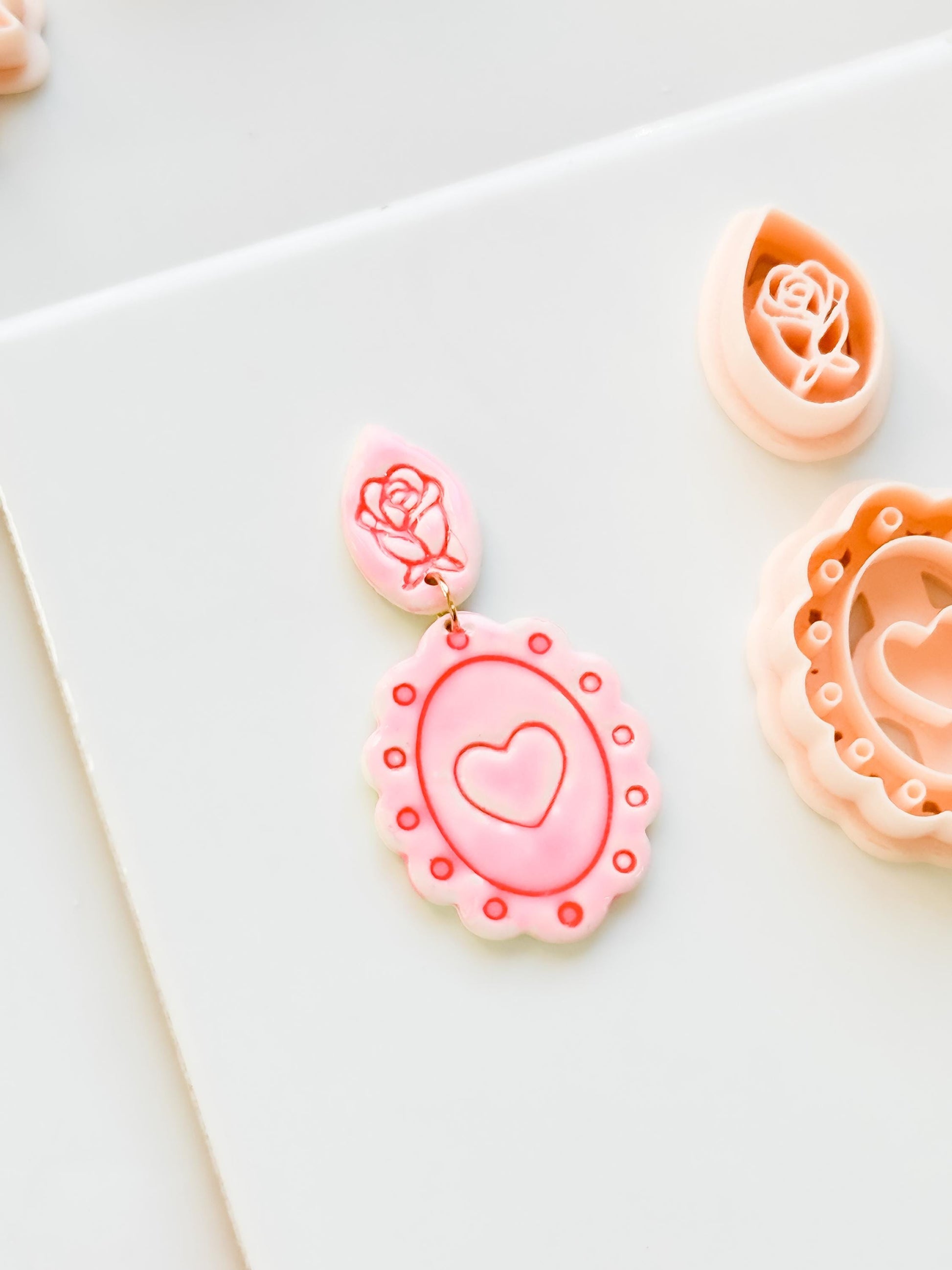 Sweetheart Cameo Clay Cutter: Scalloped Heart Frame Design