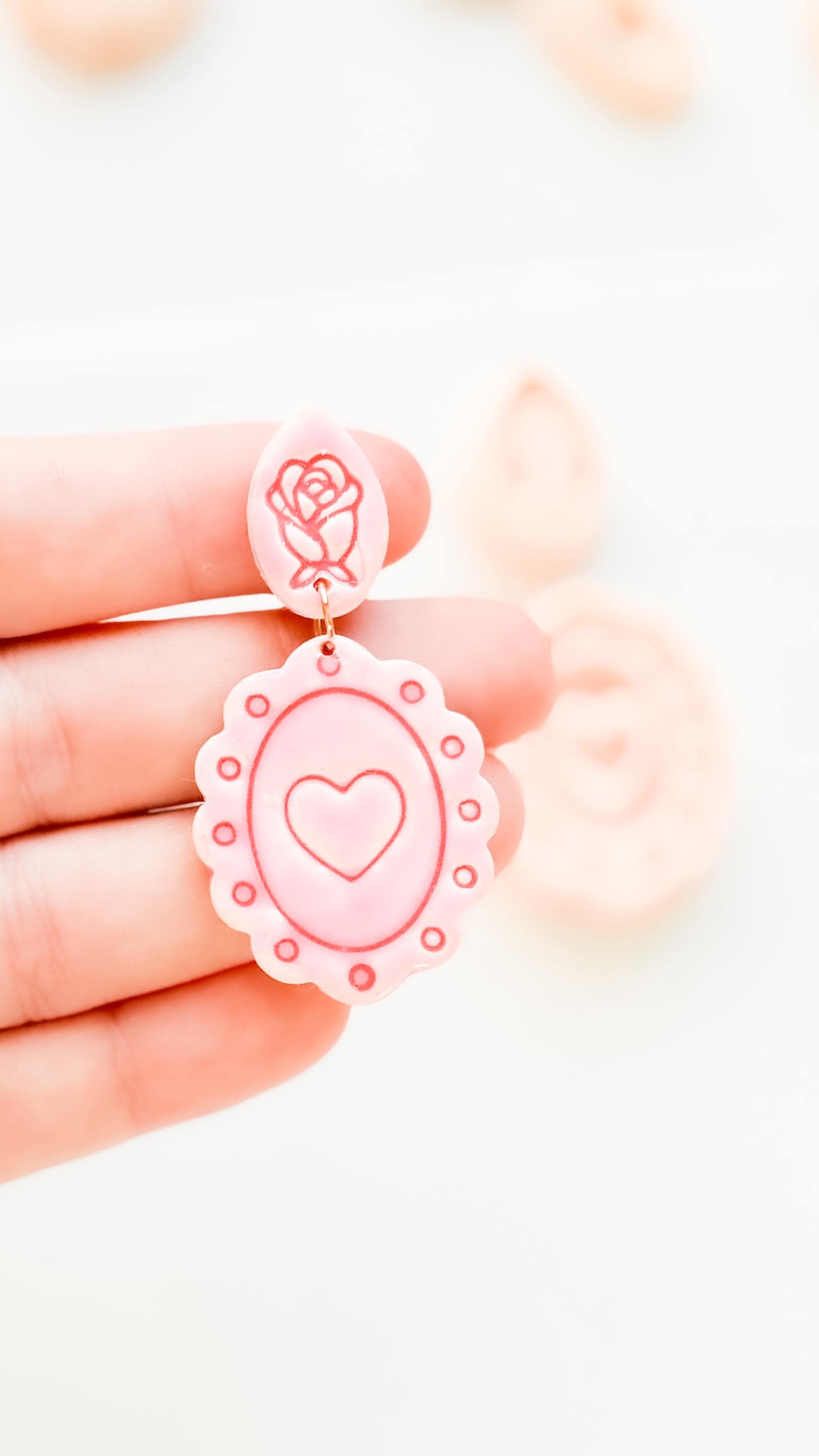 Sweetheart Cameo Clay Cutter: Scalloped Heart Frame Design