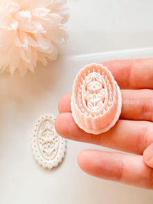 Bloomy Scallop Floral Clay Cutter: Layered Oval with Scalloped Edge