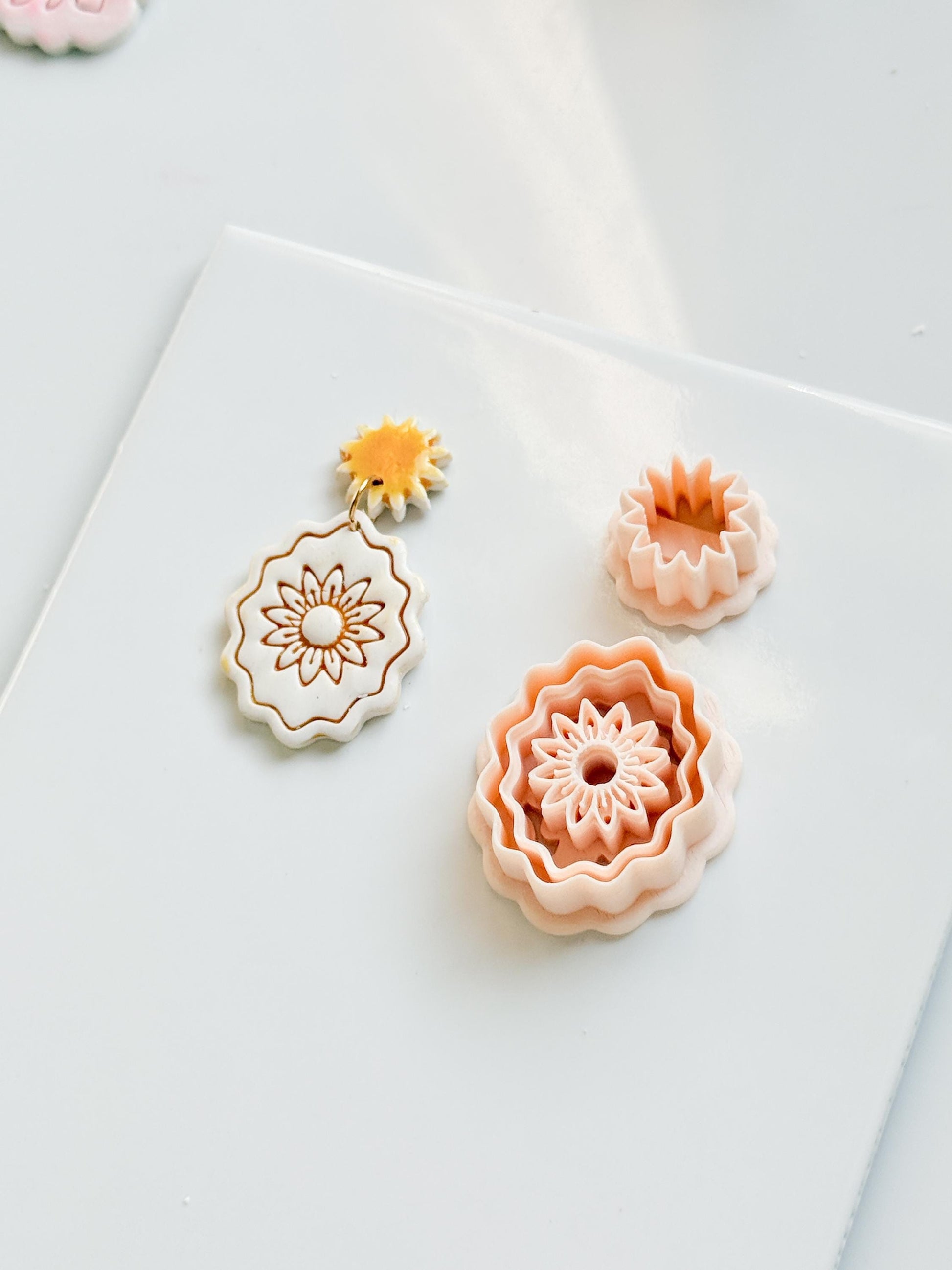 Daisy Crest Cutter Set: Scallop Flower Design for Polymer Clay