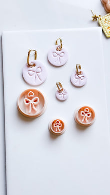 Charm Bowie Clay Cutter: Bow Heart Circle