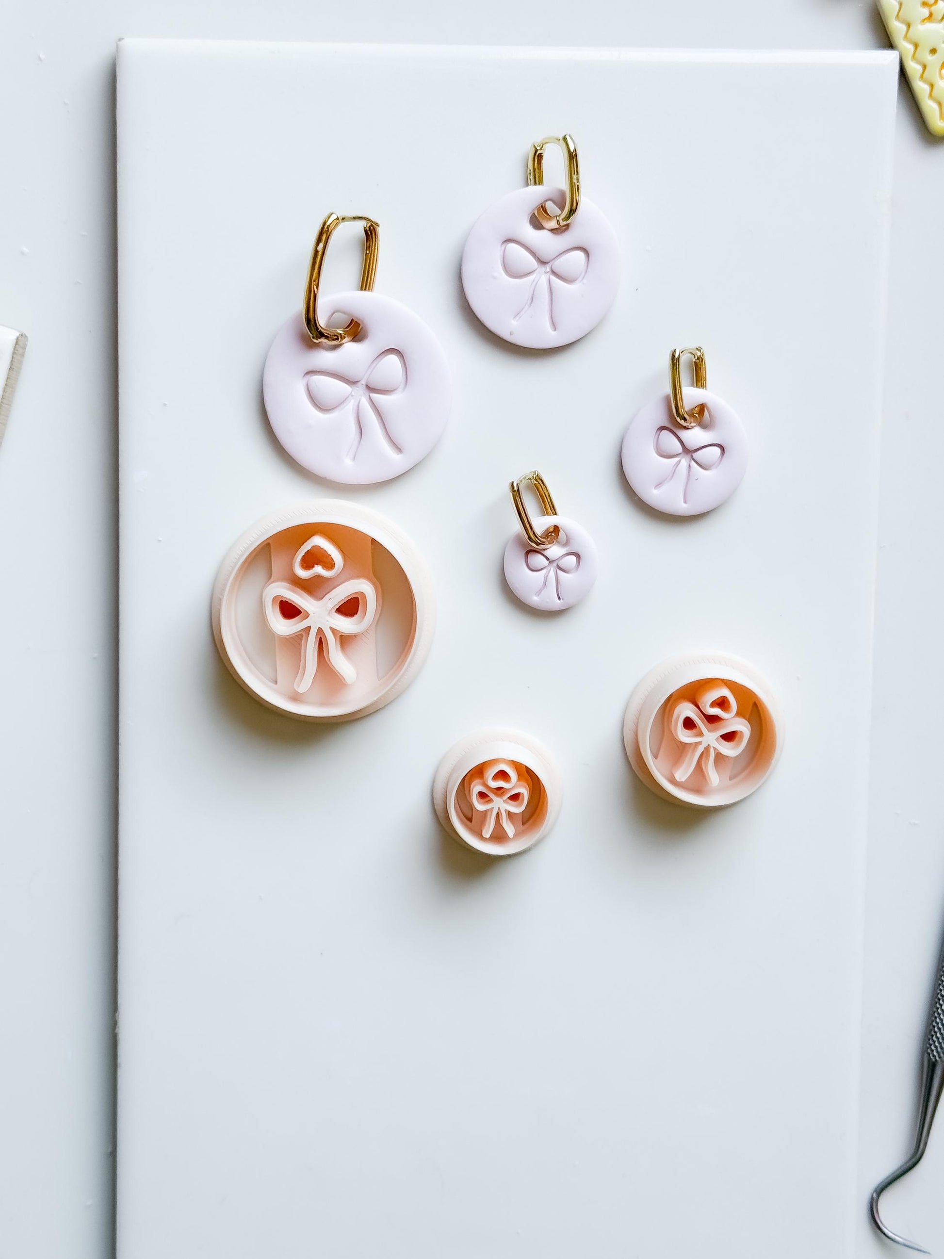 Charm Bowie Clay Cutter: Bow Heart Circle