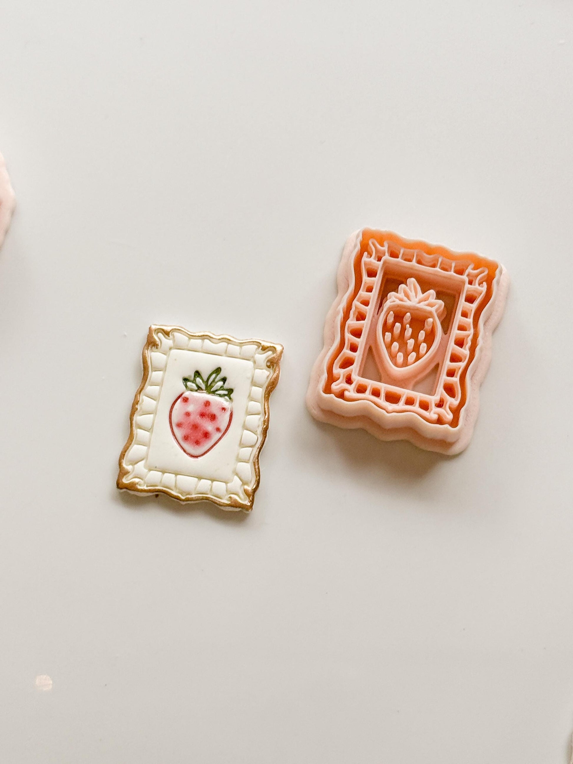 Lira Strawberry Frame Clay Cutter: Embossed Fruit Stamp