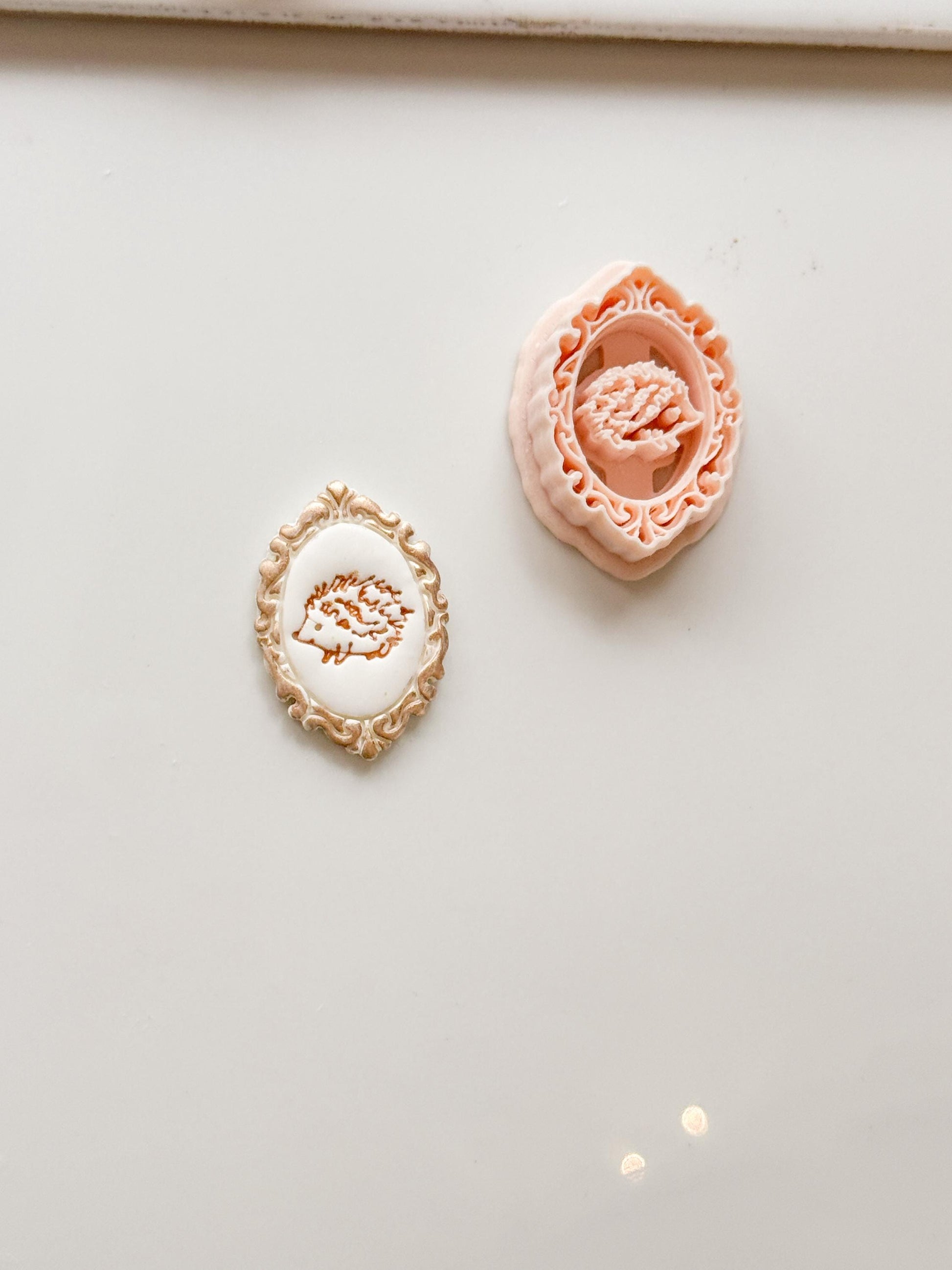 Nilo Hedgehog Oval Frame Cutter: Embossed Ornate Filigree