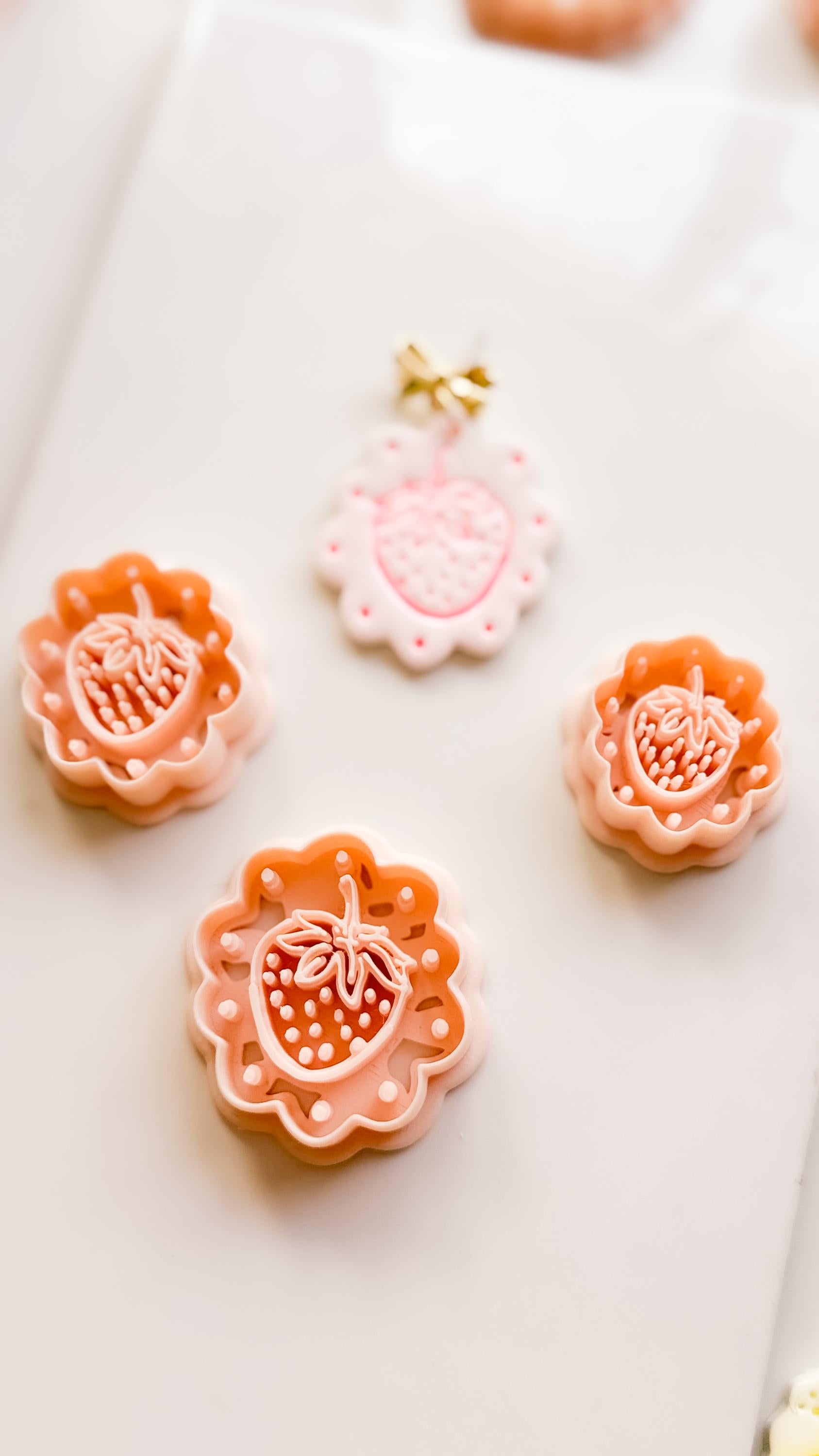 Frua Strawberry Cutter: Scalloped Fruit Shape for Polymer Clay Earring