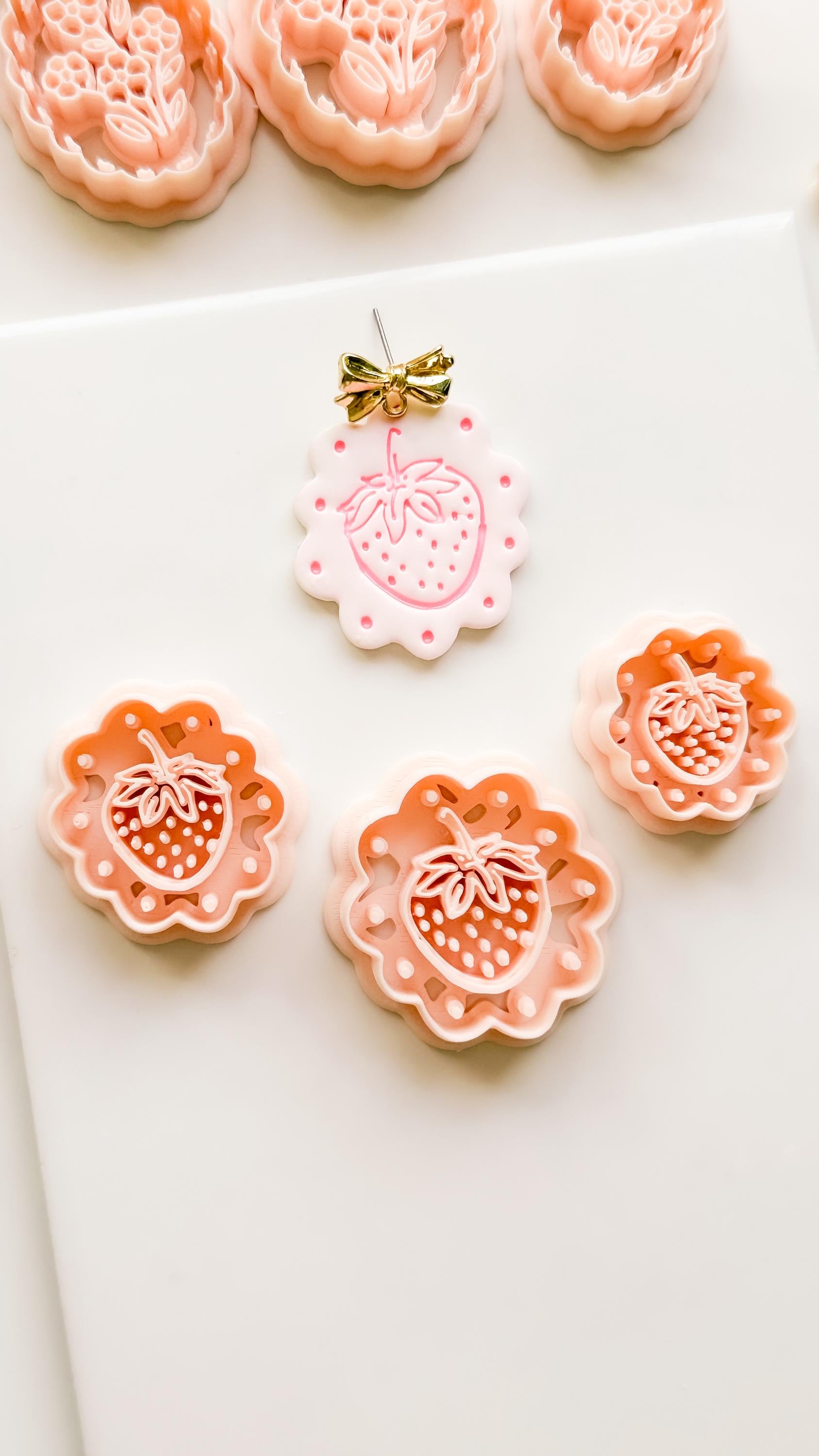 Frua Strawberry Cutter: Scalloped Fruit Shape for Polymer Clay Earring