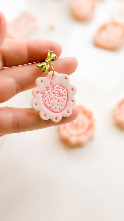 Frua Strawberry Cutter: Scalloped Fruit Shape for Polymer Clay Earring