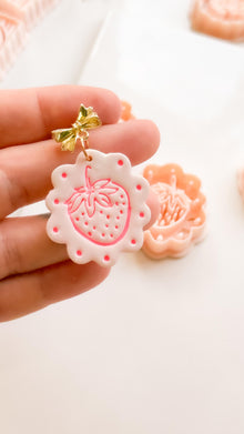 Frua Strawberry Cutter: Scalloped Fruit Shape for Polymer Clay Earring