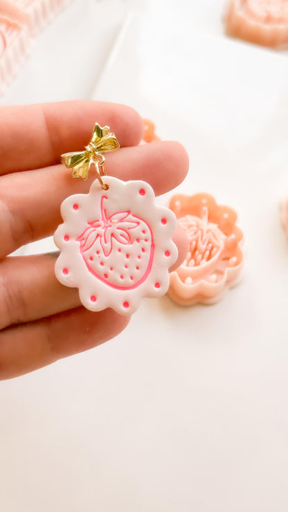 Frua Strawberry Cutter: Scalloped Fruit Shape for Polymer Clay Earring