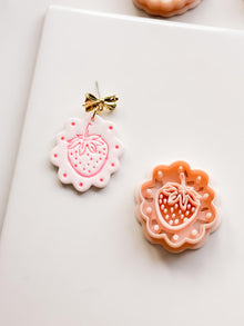 Frua Strawberry Cutter: Scalloped Fruit Shape for Polymer Clay Earring