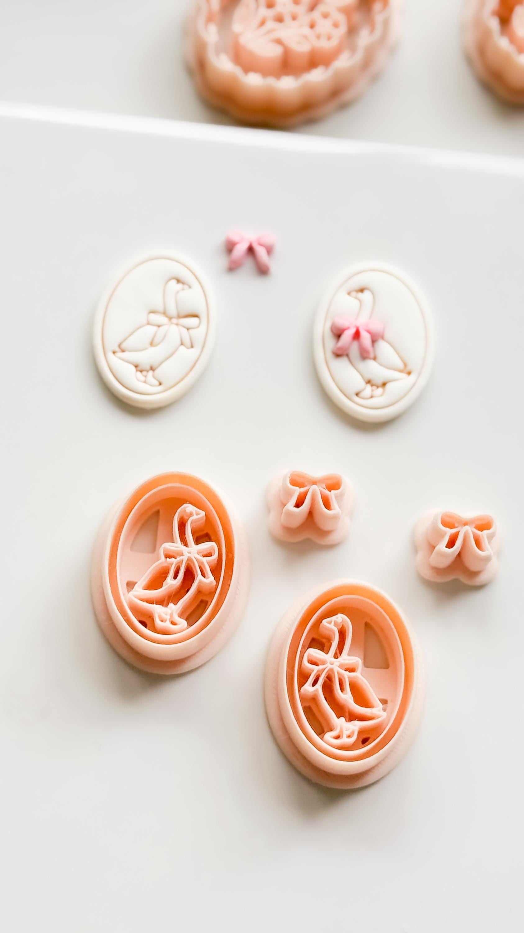 Gubo Goose Oval Cutter: Bird with Bow for Polymer Clay