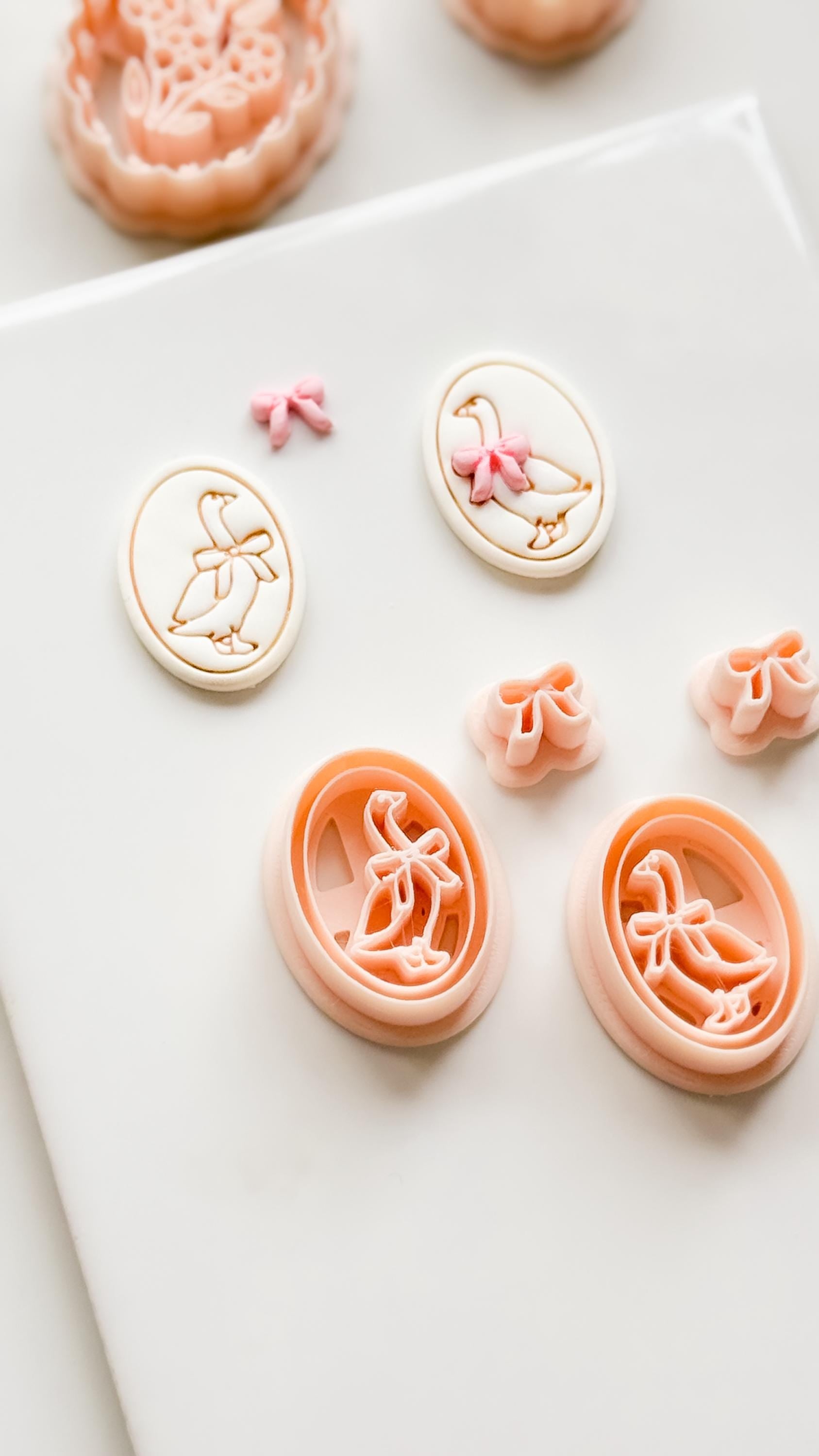 Gubo Goose Oval Cutter: Bird with Bow for Polymer Clay