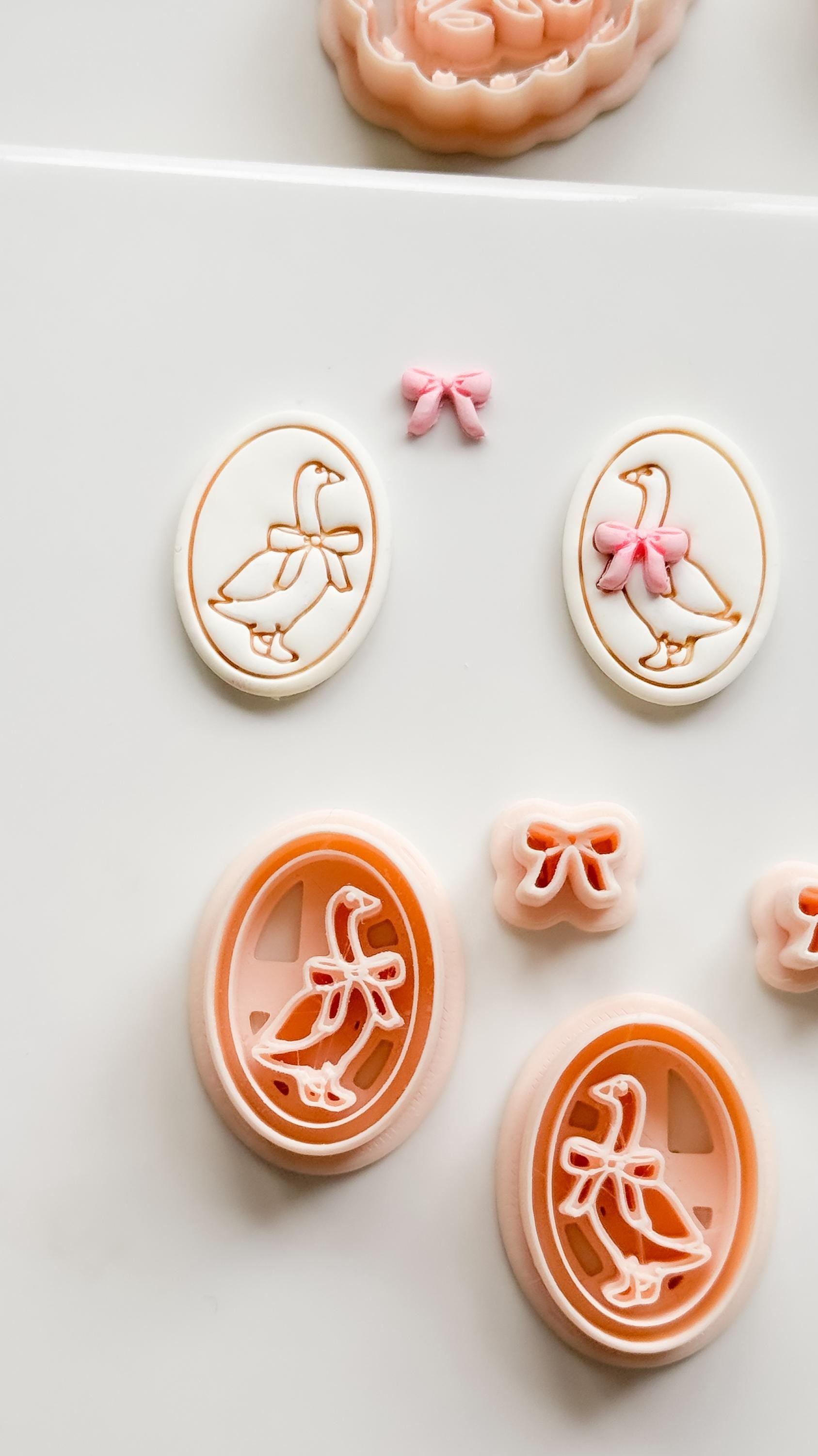 Gubo Goose Oval Cutter: Bird with Bow for Polymer Clay