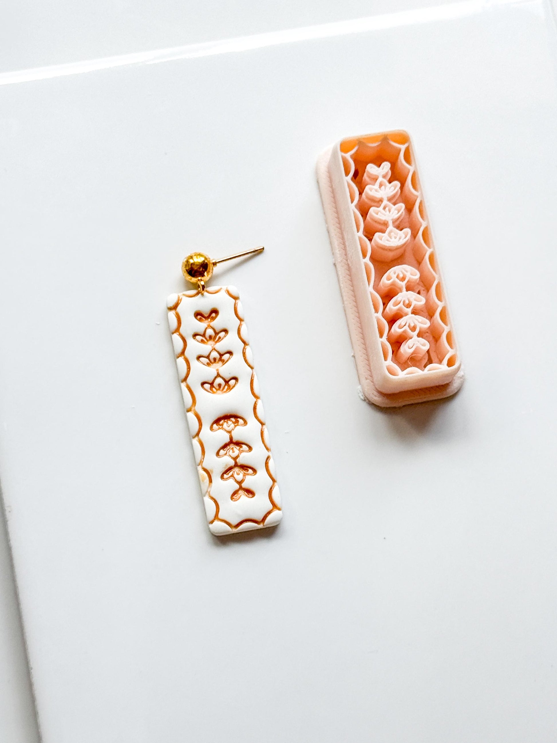 Livi Leaf Cutter: Botanical Scalloped Bar for Polymer Clay