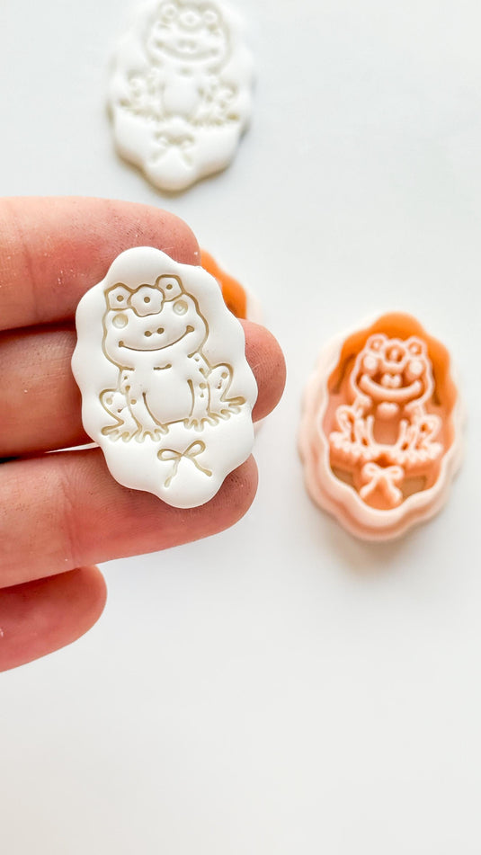Tavi Floral Frog Clay Cutter: Scalloped Oval Frame for Polymer Clay