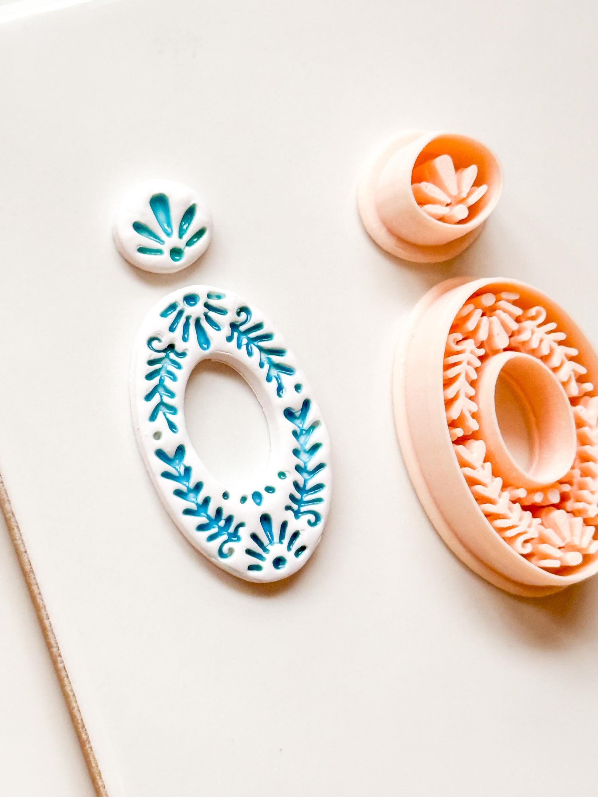 Jardín Oval Clay Cutter: Ornate Floral for Polymer Clay