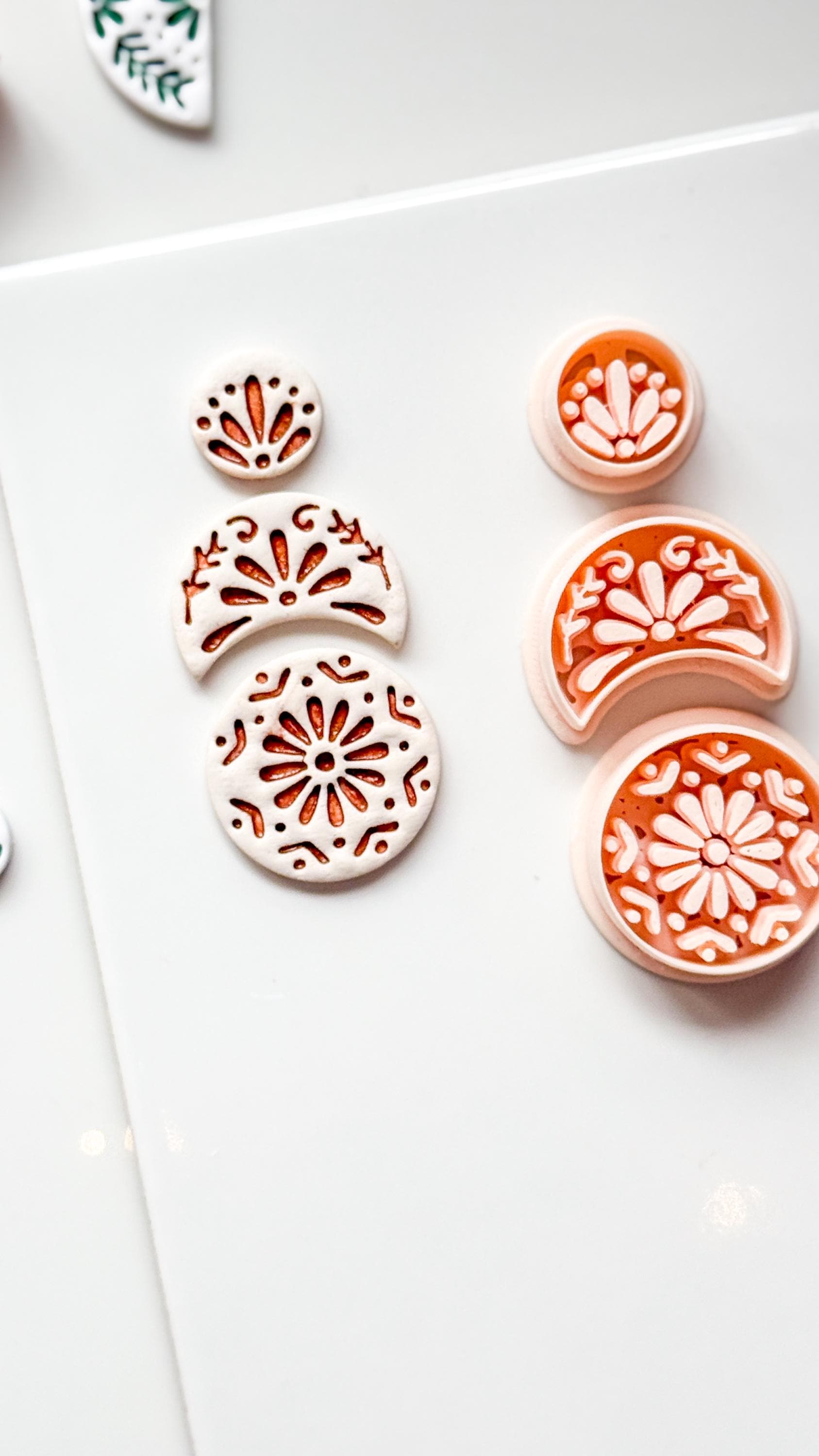 Medalla Tres Clay Cutter: Triple Tier Floral Arch for Polymer Clay