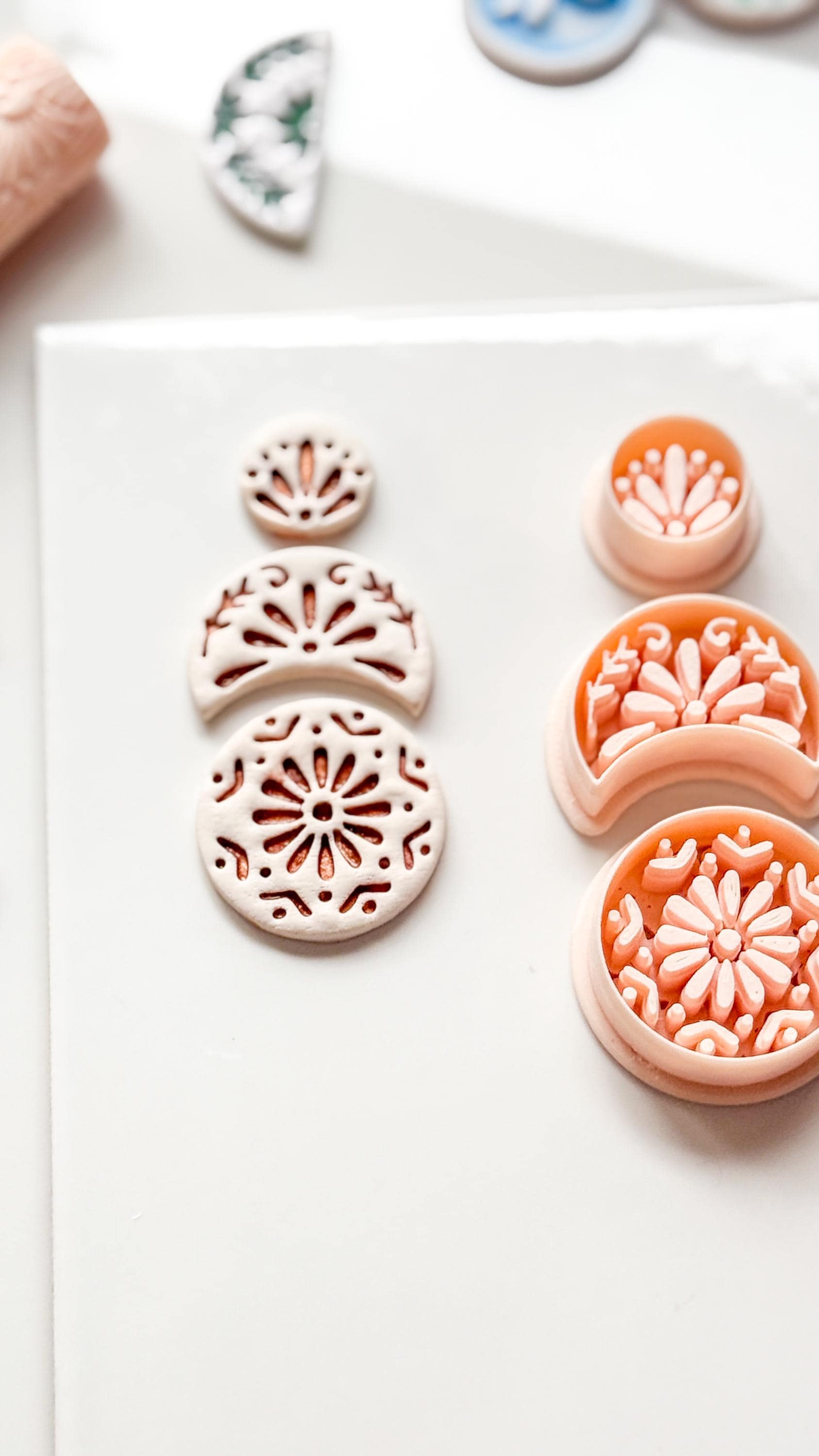 Medalla Tres Clay Cutter: Triple Tier Floral Arch for Polymer Clay