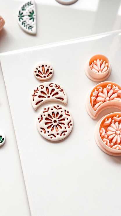 Medalla Tres Clay Cutter: Triple Tier Floral Arch for Polymer Clay