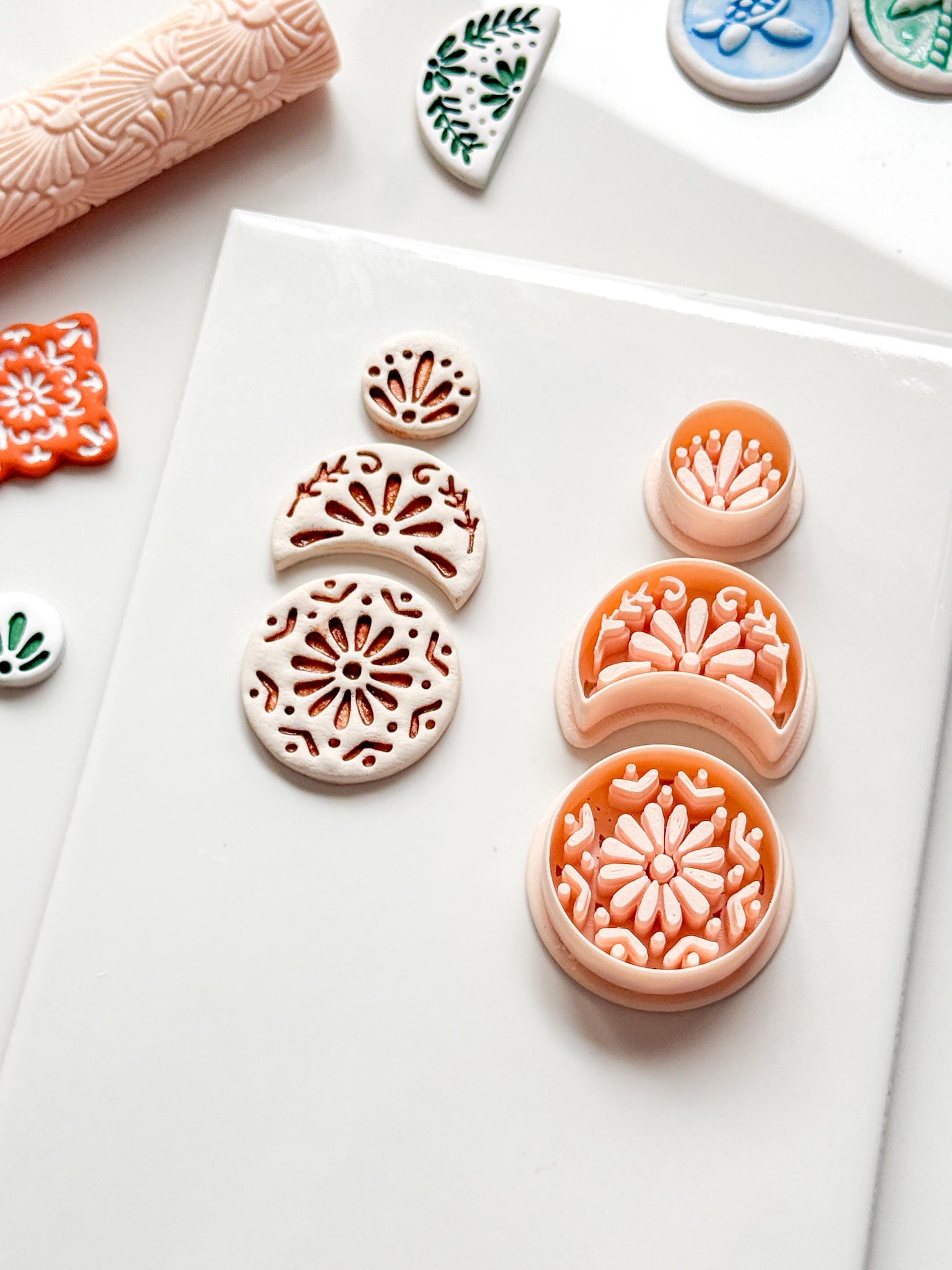 Medalla Tres Clay Cutter: Triple Tier Floral Arch for Polymer Clay