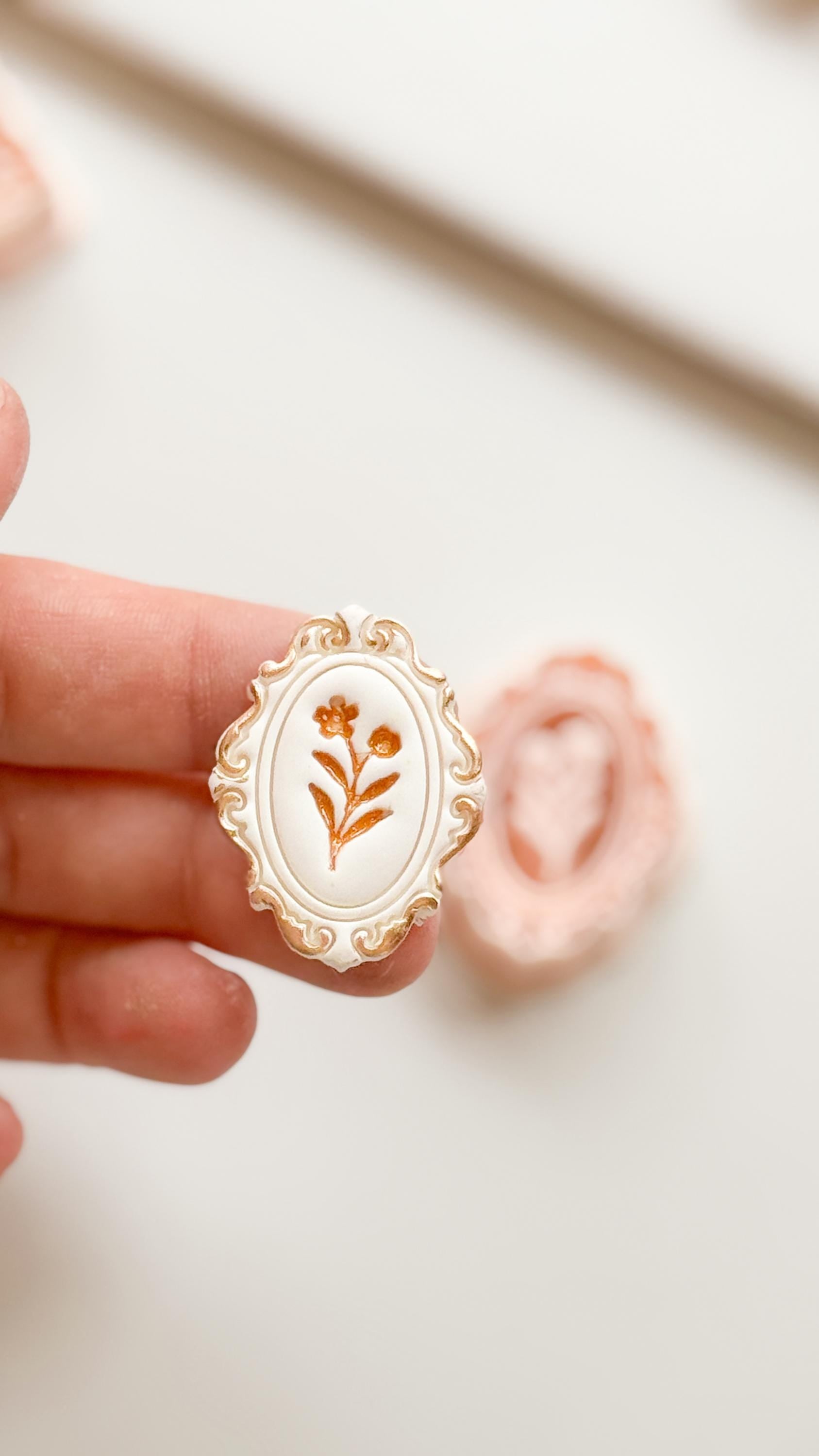 Auri Floral Oval Frame Cutter - Embossed Botanical Filigree