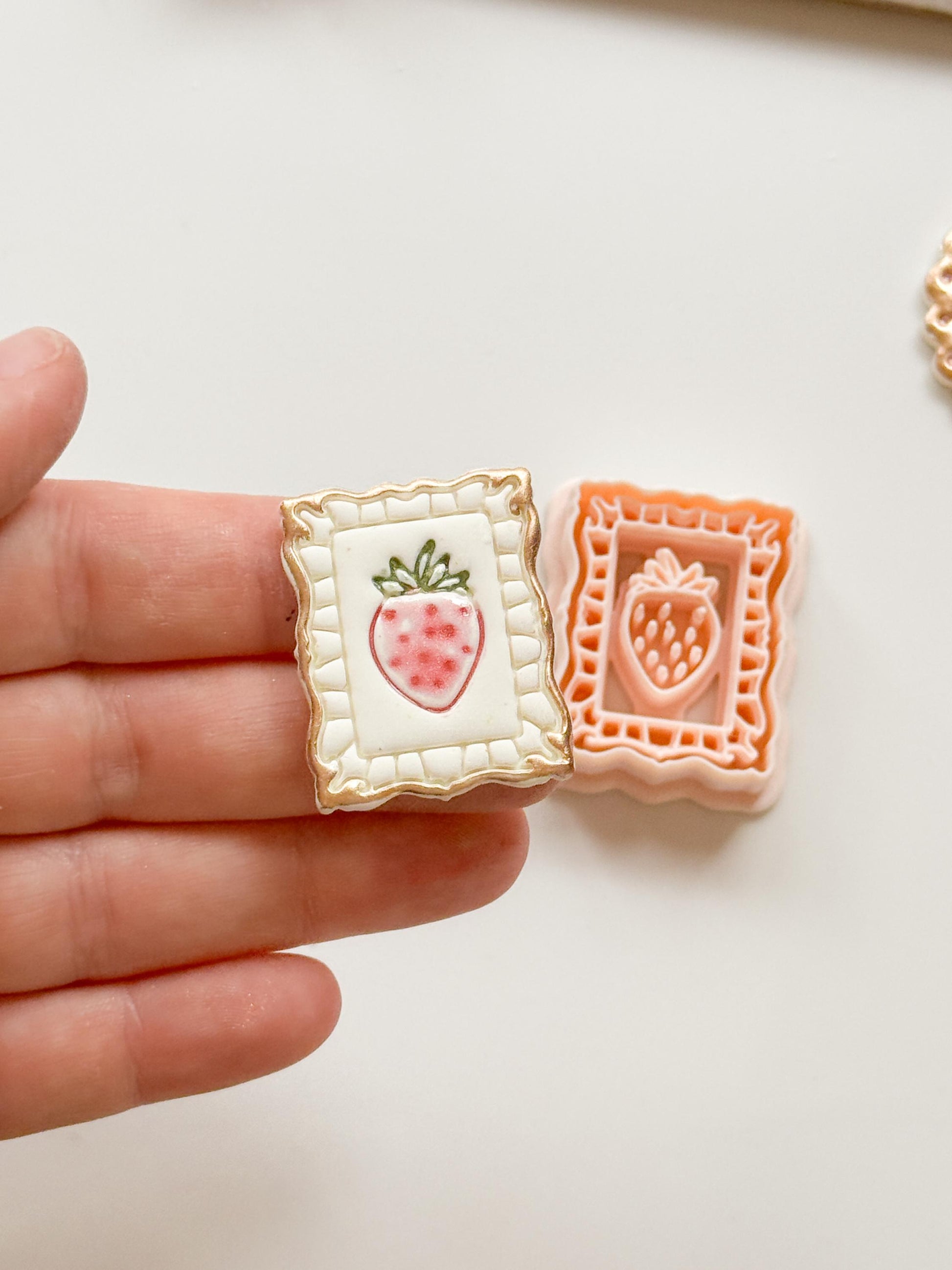 Lira Strawberry Frame Clay Cutter: Embossed Fruit Stamp