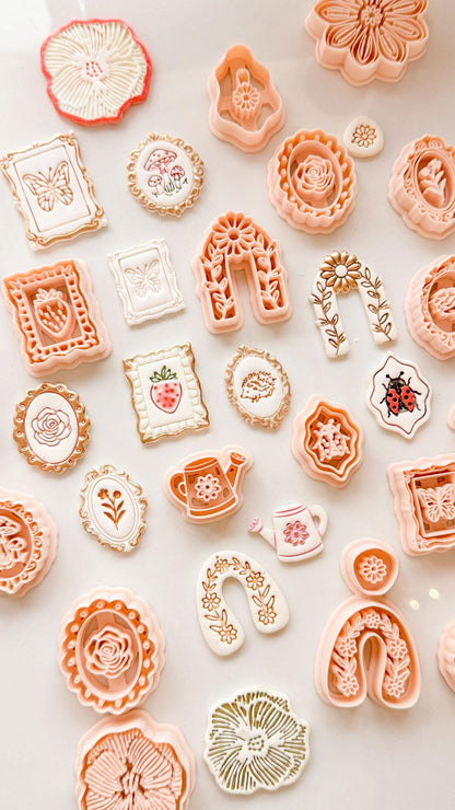 Noe Mushroom Clay Cutter: Embossed Fungi Oval Frame