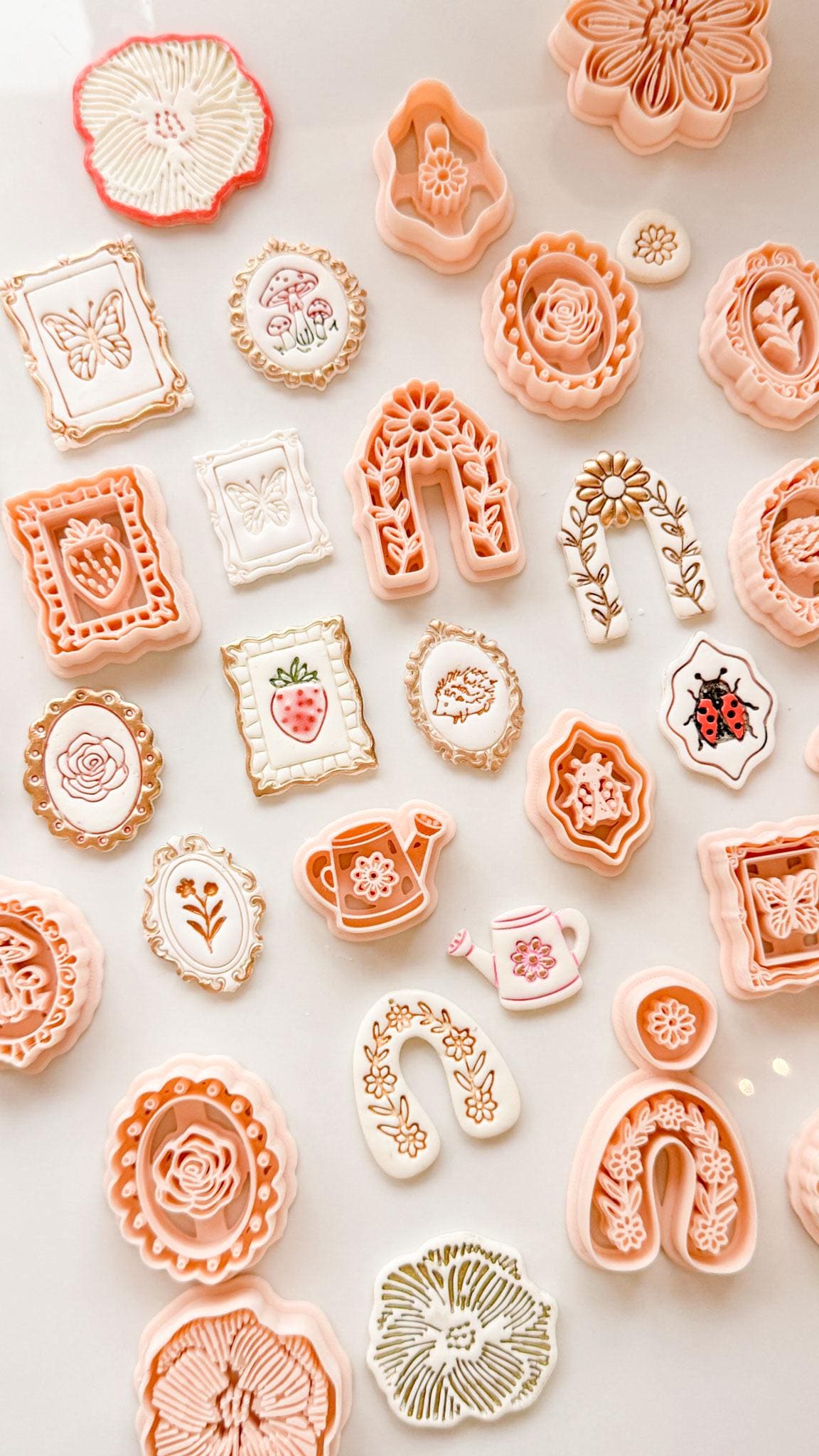 Nilo Hedgehog Oval Frame Cutter: Embossed Ornate Filigree