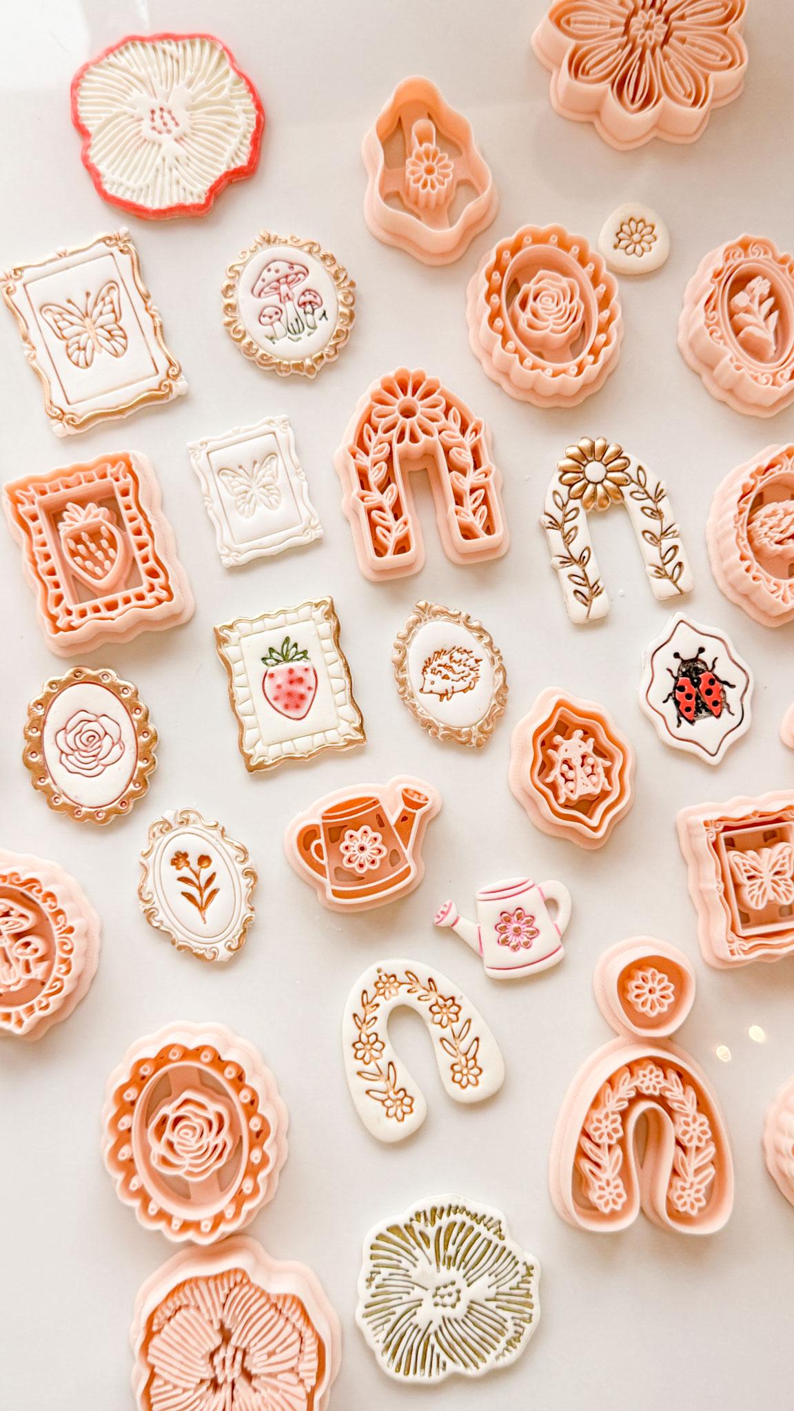 Lira Strawberry Frame Clay Cutter: Embossed Fruit Stamp